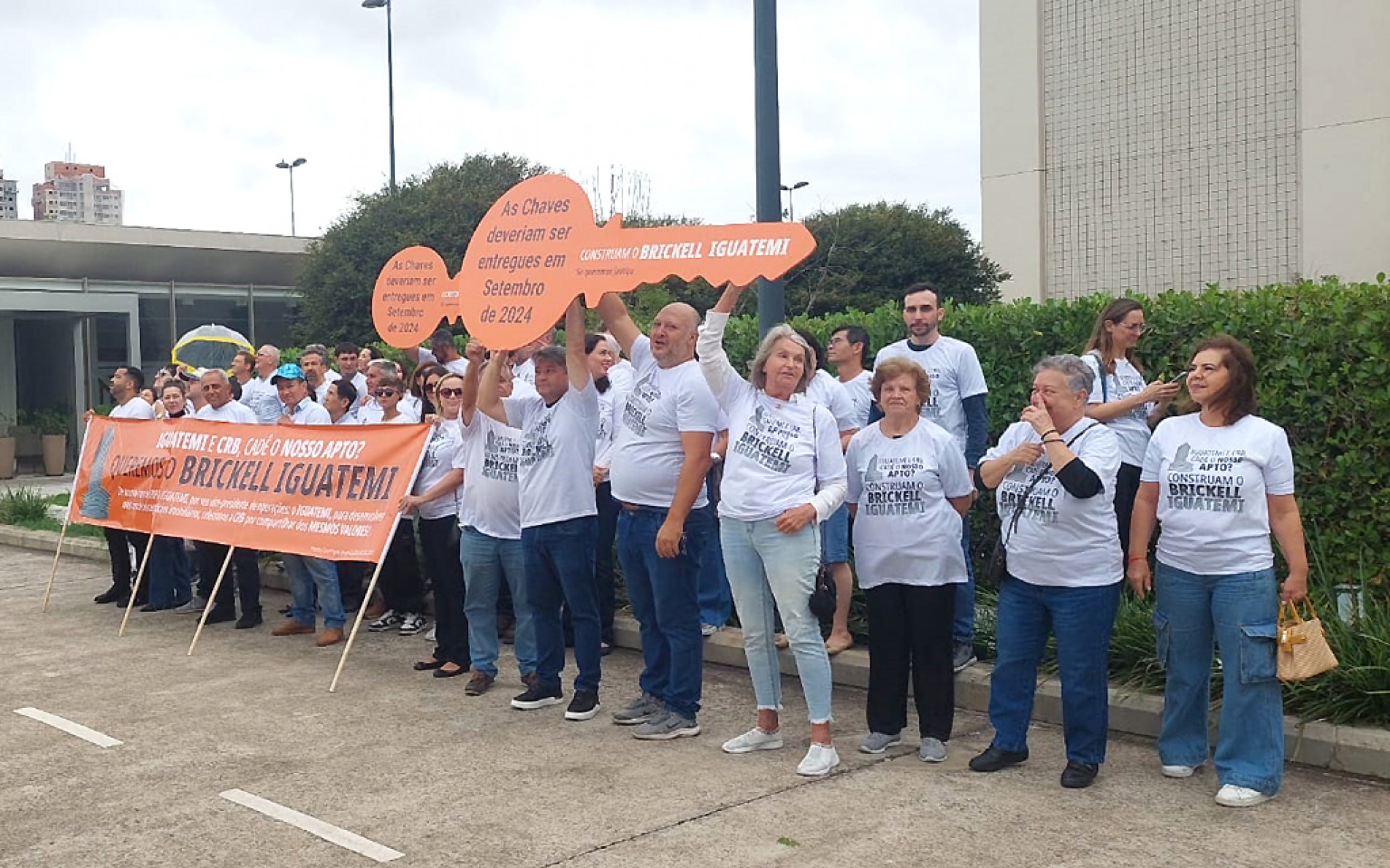 Clientes da Construtora CRB se reuniram ontem no local do empreendimento para cobrar uma solução. Caso está judicializado
