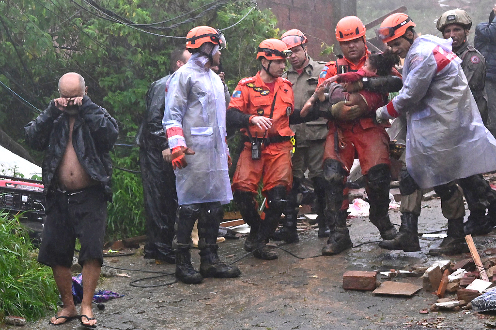 Em Petrópolis, uma menina foi resgatada com vida após permanecer soterrada por 16 horas
