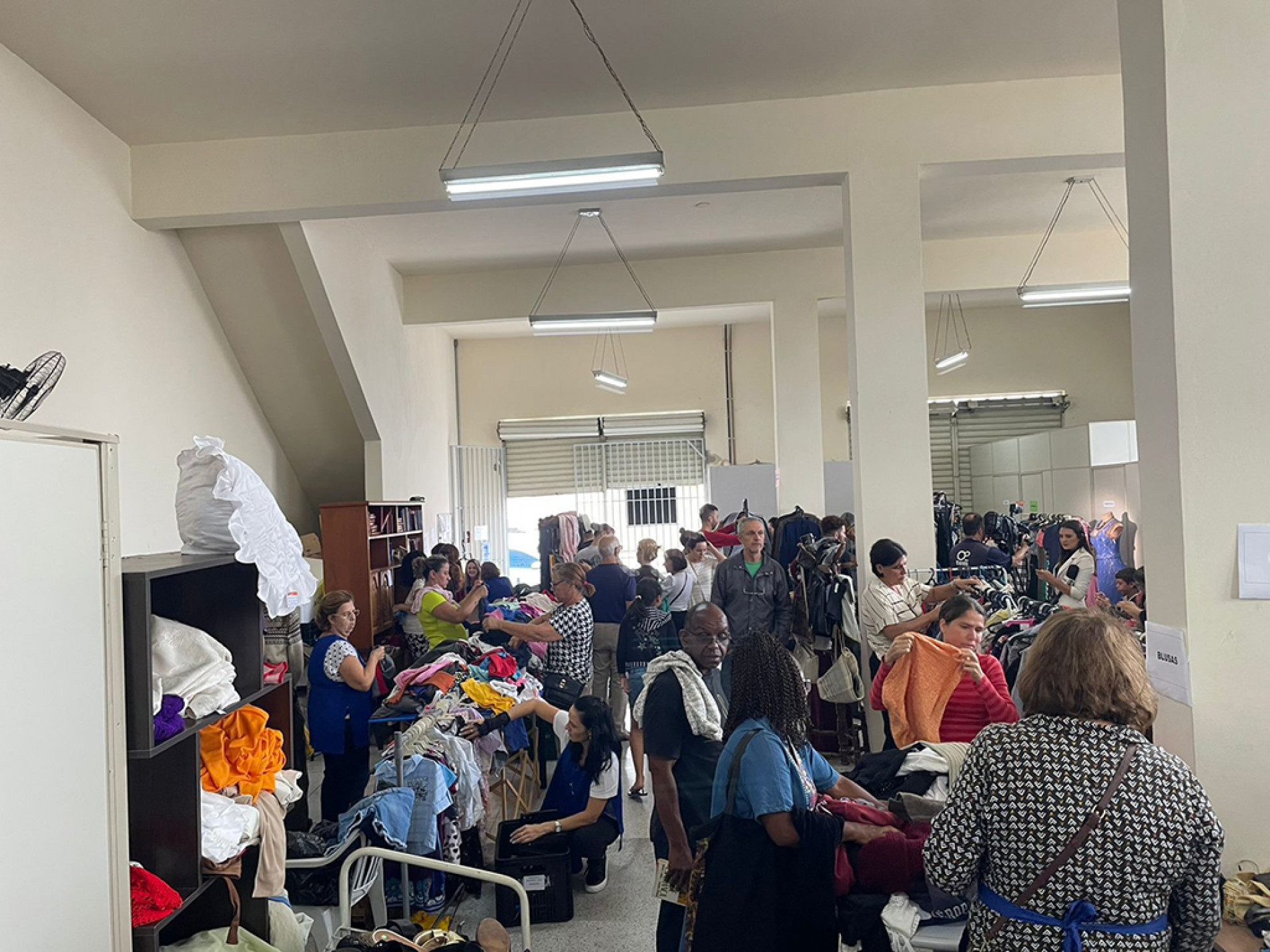 Organizadores estimam que cerca de 500 pessoas participaram do bazar realizado ontem na sede da Amizadaria Solidária
