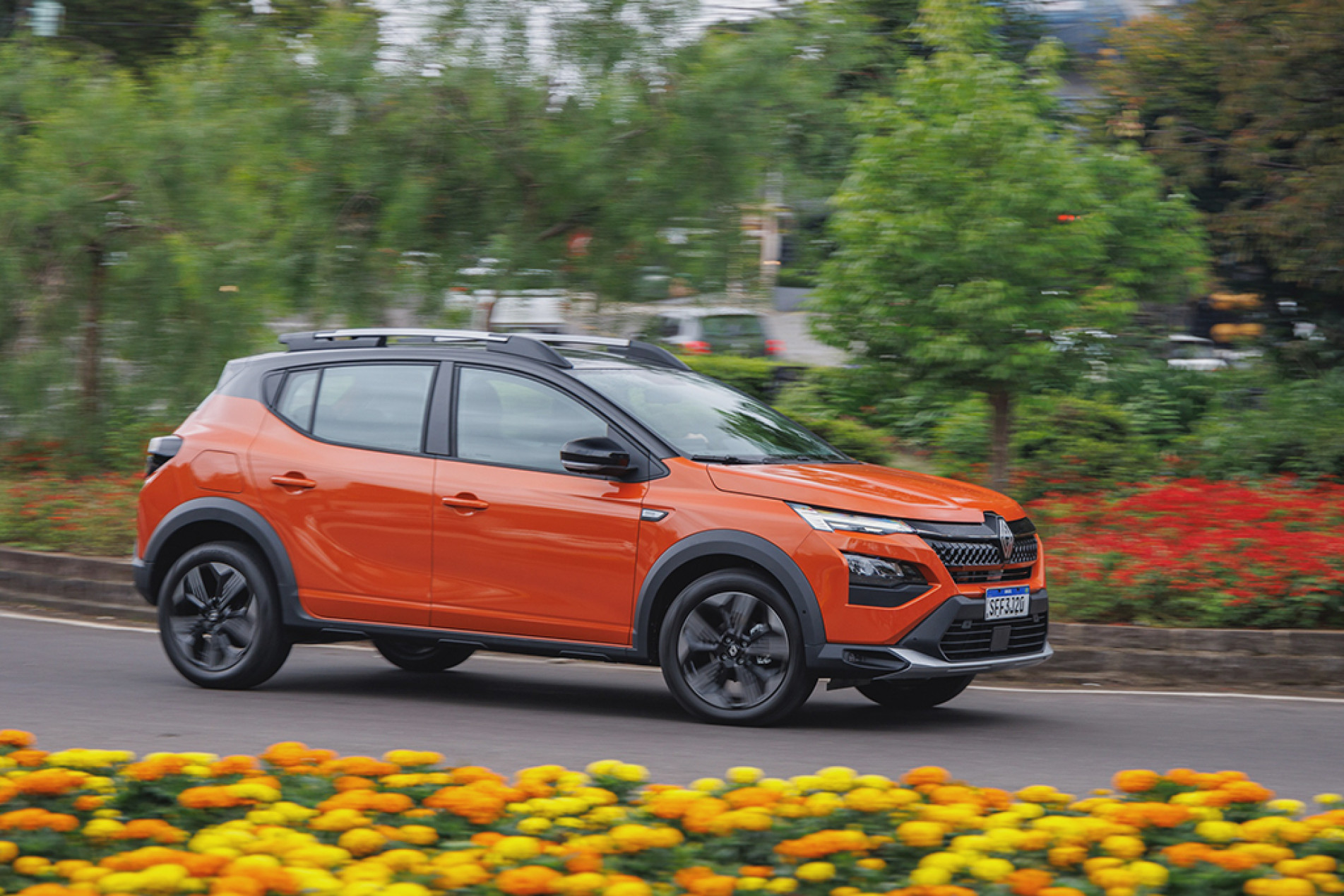 O desenho geral é robusto e a frente é um pouco alta para afirmar a proposta SUV
