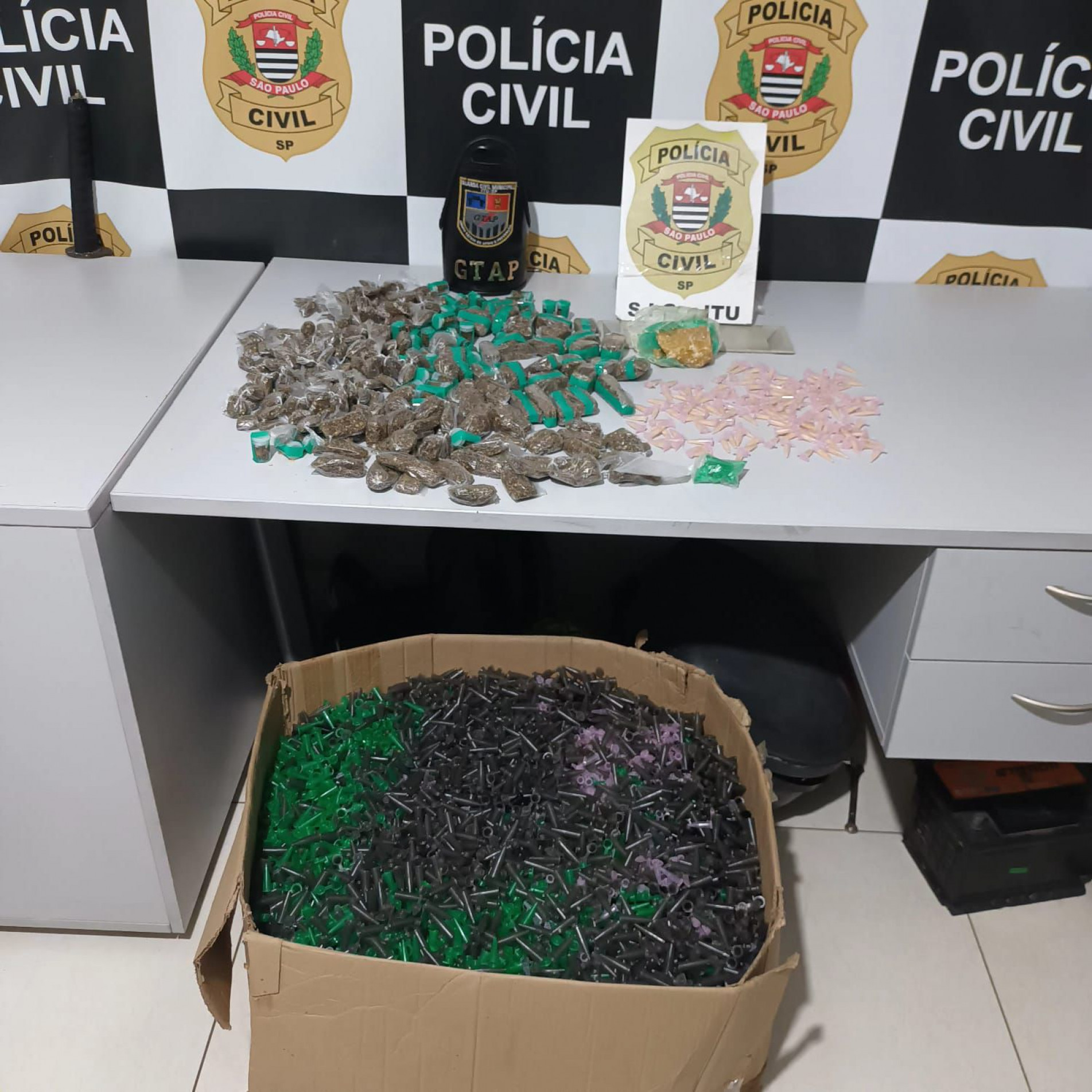 Entorpecentes foram levados para a delegacia