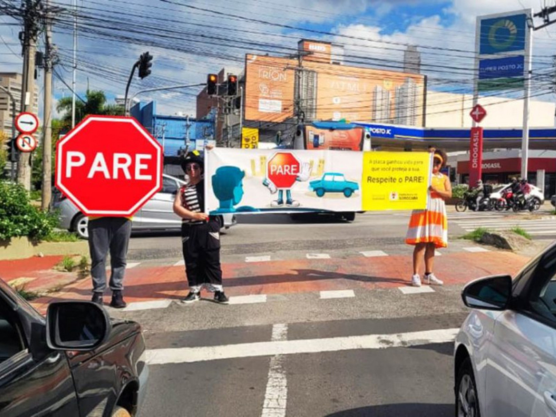 A atitude de muitos motoristas, de apenas reduzir a velocidade, ao passar pelo cruzamento onde há placa de parada obrigatória, é incorreta e imprudente