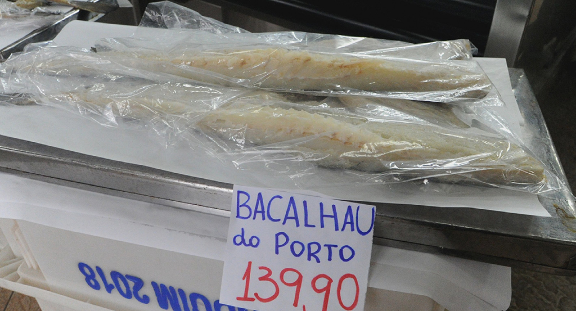 Alguns consumidores não abrem mão de servir bacalhau nesta semana, mas os mercados oferecem opções mais em conta
