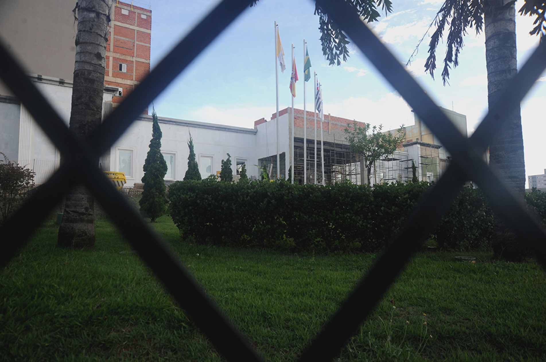 Segundo a Santa Casa, uma pessoa está internada na UTI, uma na maternidade e oito na enfermaria
