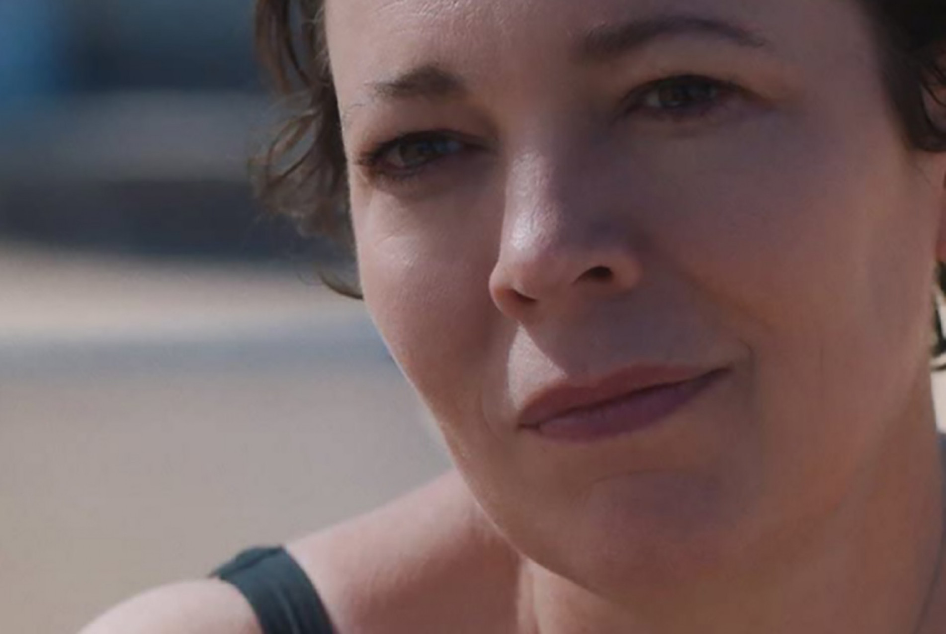 Olivia Colman vive Leda, em 