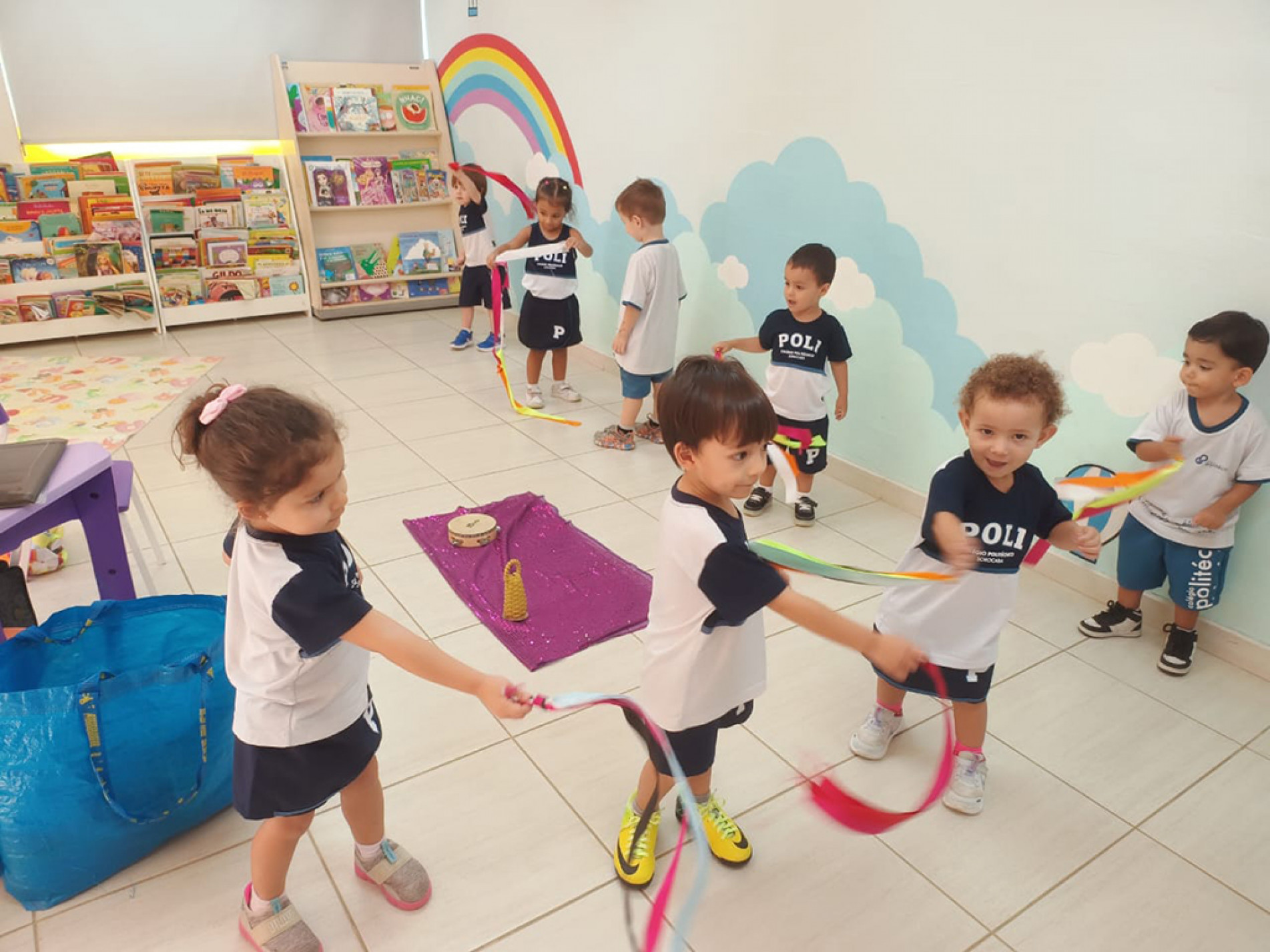 Alunos participam de aulas temáticas, atividades e brincadeiras lúdicas para aprender sobre instrumentos e gêneros musicais
