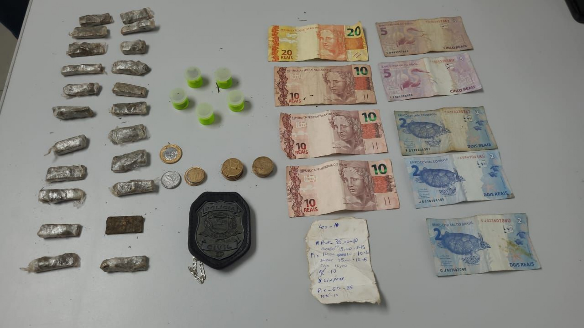 Policiais encontraram ma sacola contendo 22 porções de maconha e cinco de skunk, além de R$ 69,75. Um caderno com anotações de interesse para a investigação também foi apreendido