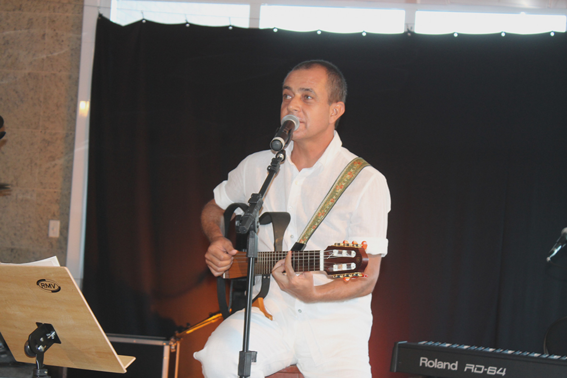 Cantor e compositor Carlos Madia explora várias influências e ritmos musicais
