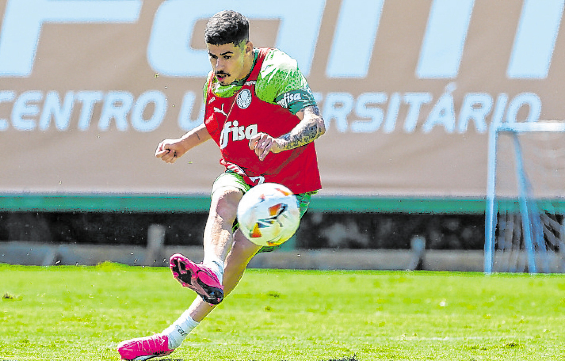 Meia Rômulo, recém-contratado, treinou ontem com o elenco 
