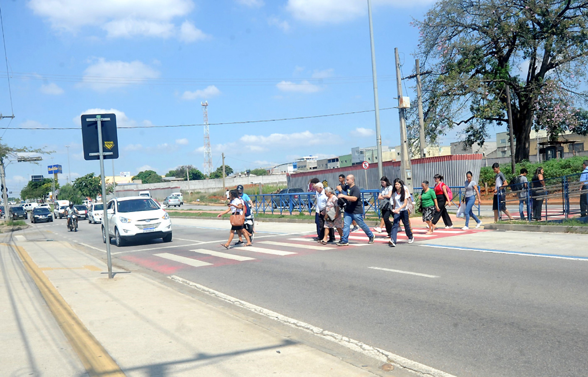 É grande o número de pessoas que precisam passar pelo local todos os dias. 