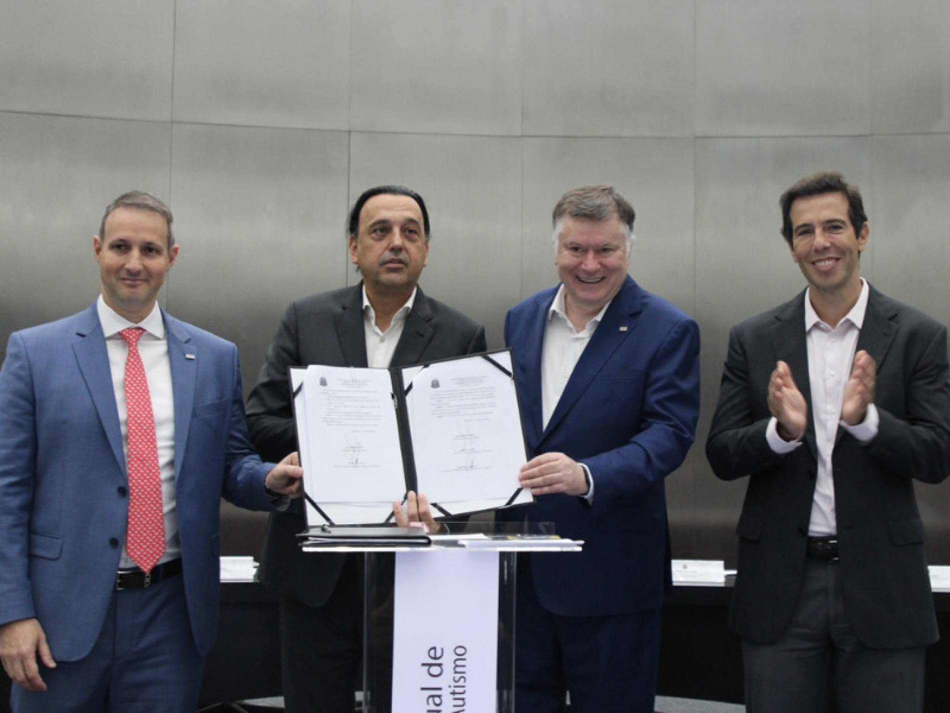 Ontem (2), Dia Mundial da Conscientização do Autismo, a SSP, em conjunto com a Secretaria da Educação e da Pessoa com Deficiência, assinou uma resolução estabelecendo um grupo de trabalho para implementação do programa