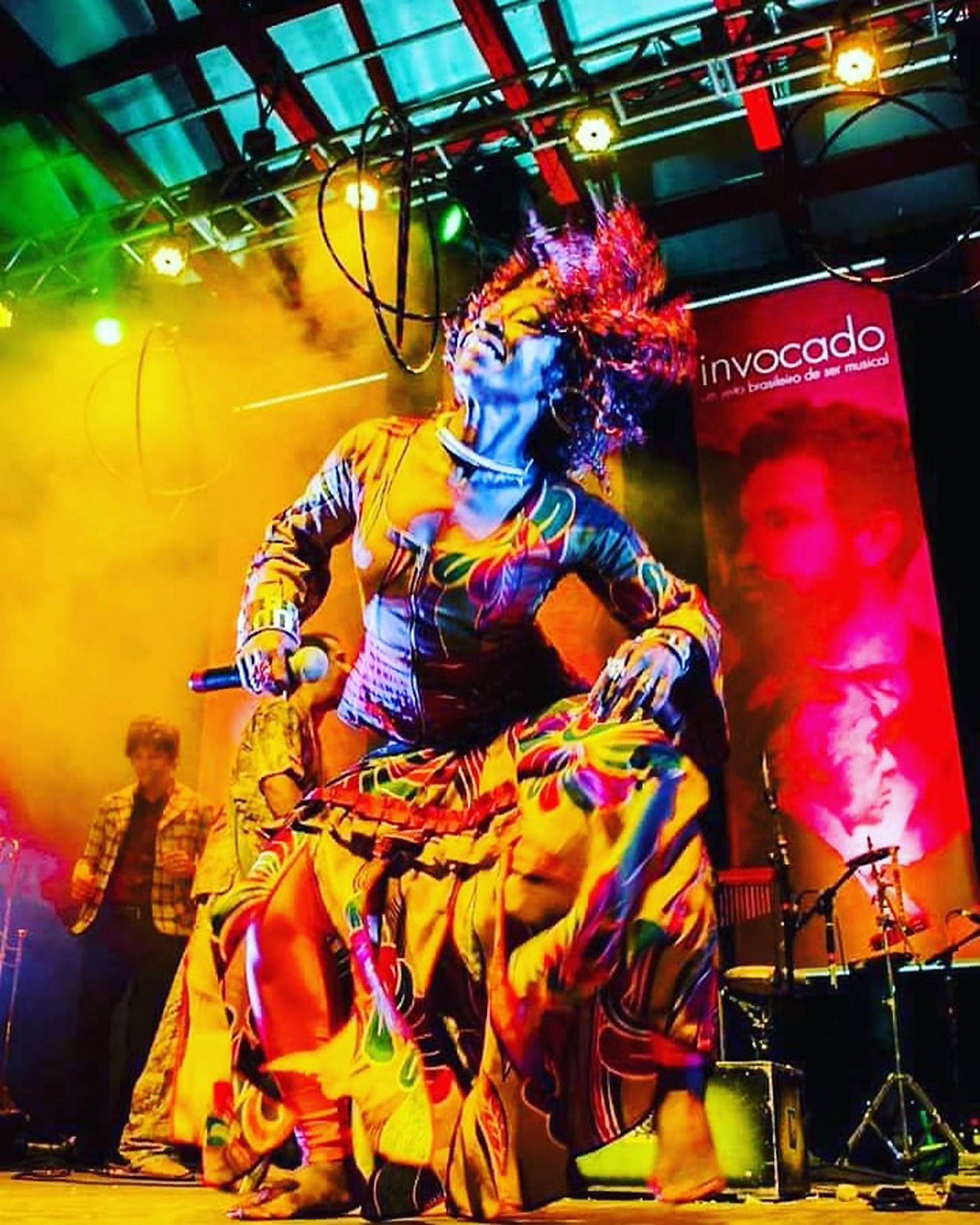 A bailarina Fanta Konatê apresenta o show acompanhada da Troupe Djembedon