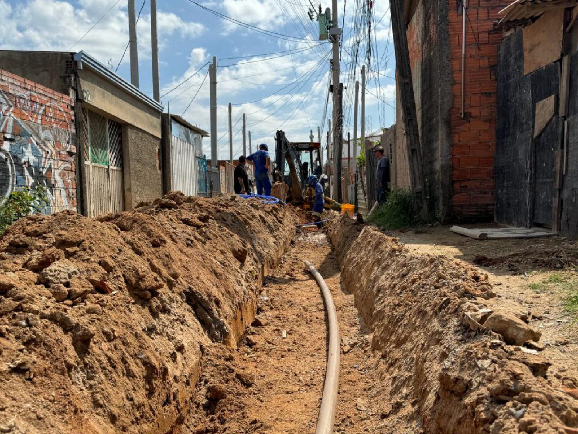 Cerca de 250 famílias serão beneficiadas pela iniciativa, passando a receber água tratada e canalizada em casa