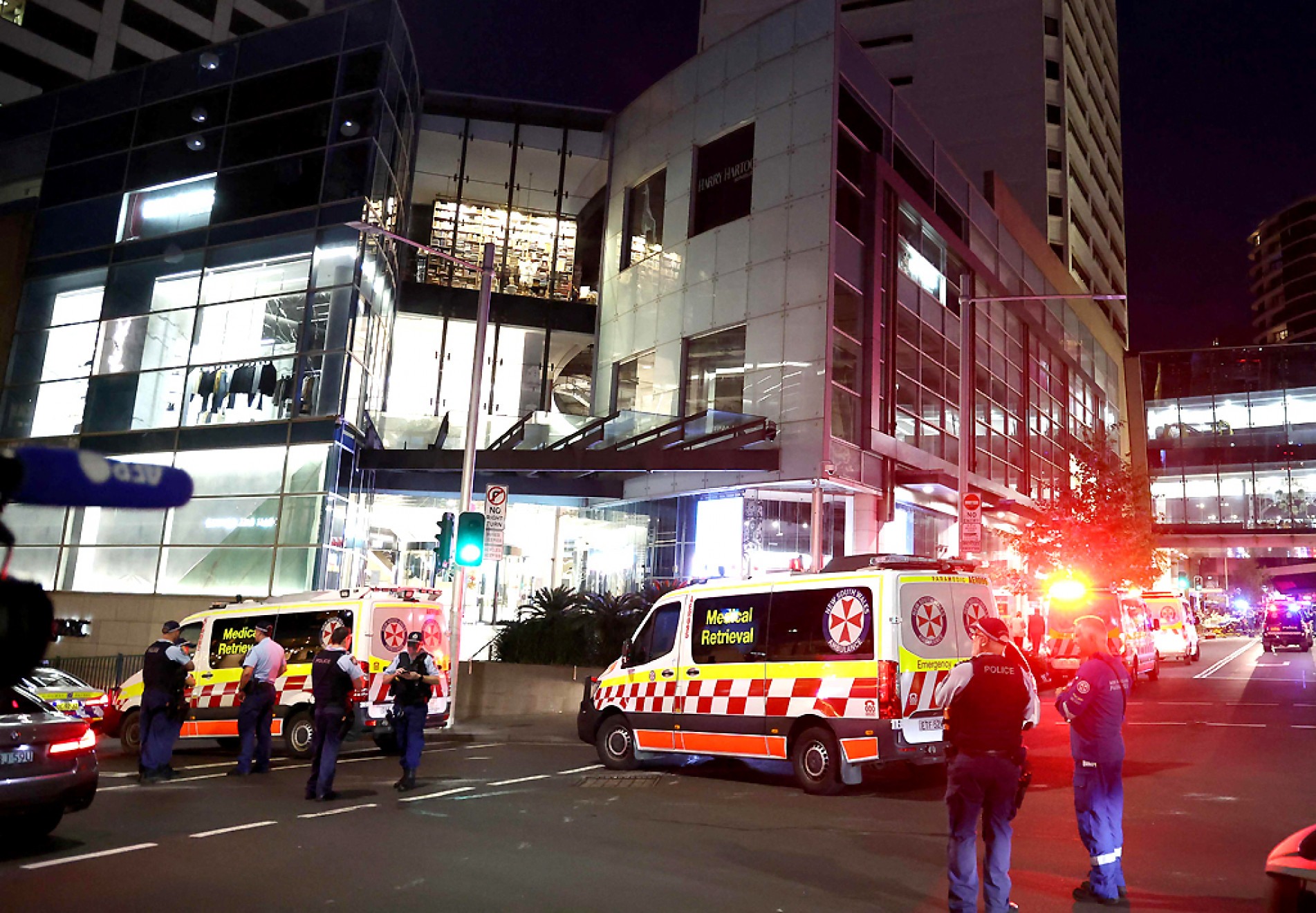 A polícia bloqueou as principais estradas que levam ao shopping  após um incidente de esfaqueamento em Sydney