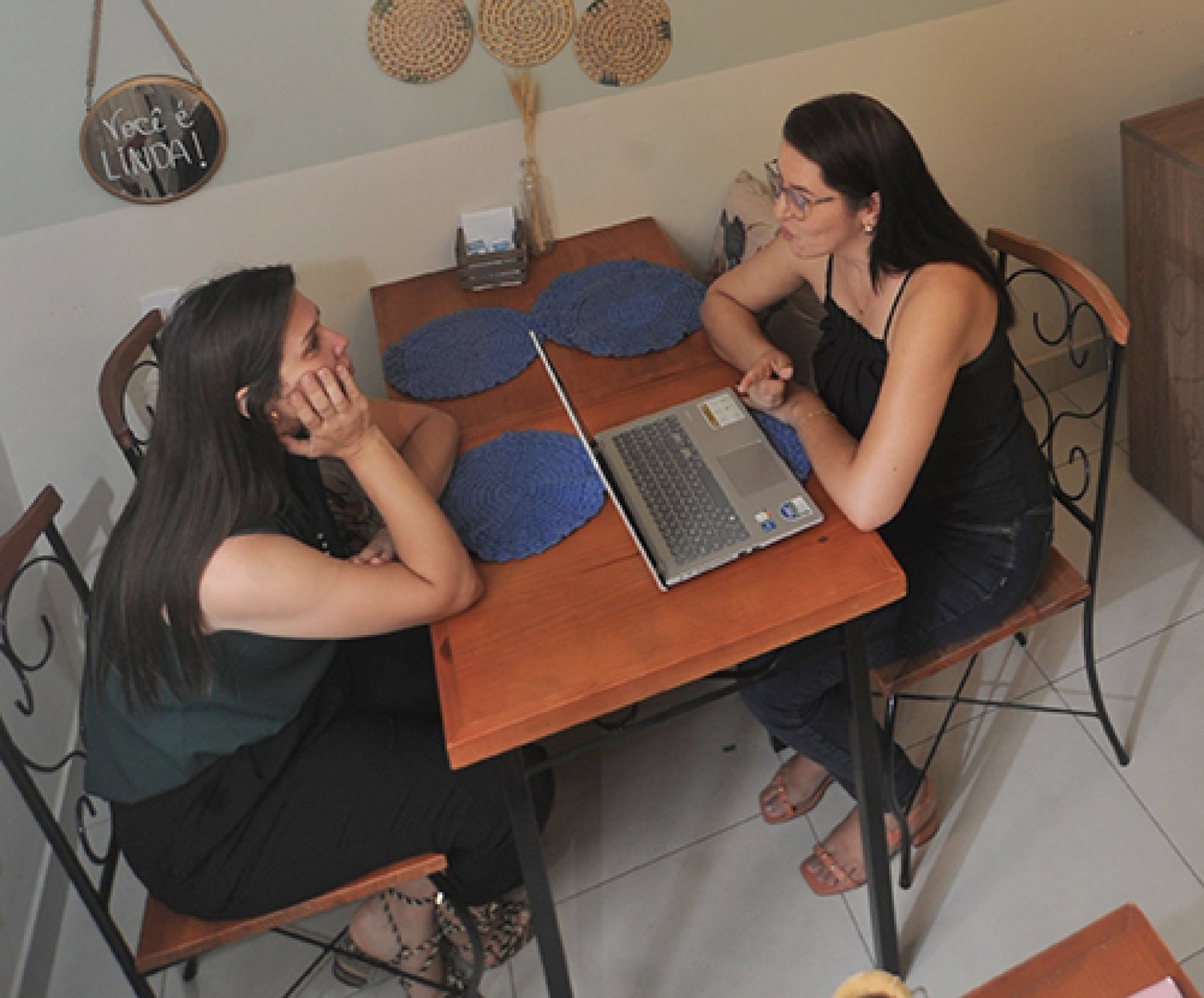 Cafeteria instalada h&aacute; pouco mais de um ano se transformou rapidamente em "ref&uacute;gio" para quem precisa de tranquilidade para se concentrar, entrevistar e at&eacute; para realizar reuni&otilde;es, como a corretora Malina (&agrave; direita na foto maior) e sua colega de empresa