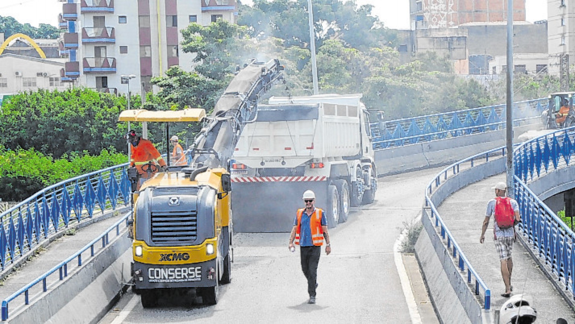 O acesso de veículos ao comércio na região do viaduto foi alterado
