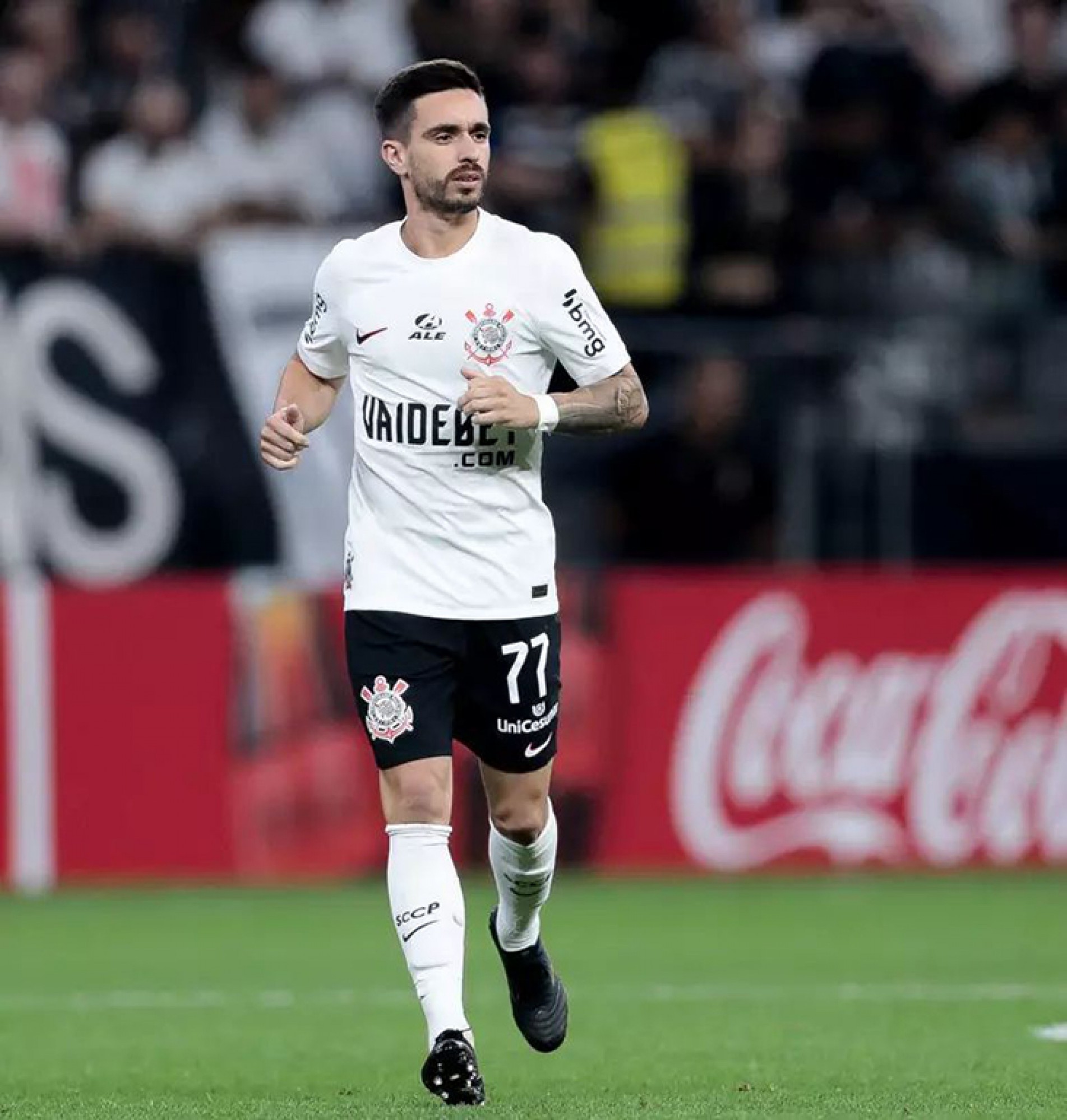 Igor Coronado deve iniciar jogando e dar mais força ao ataque