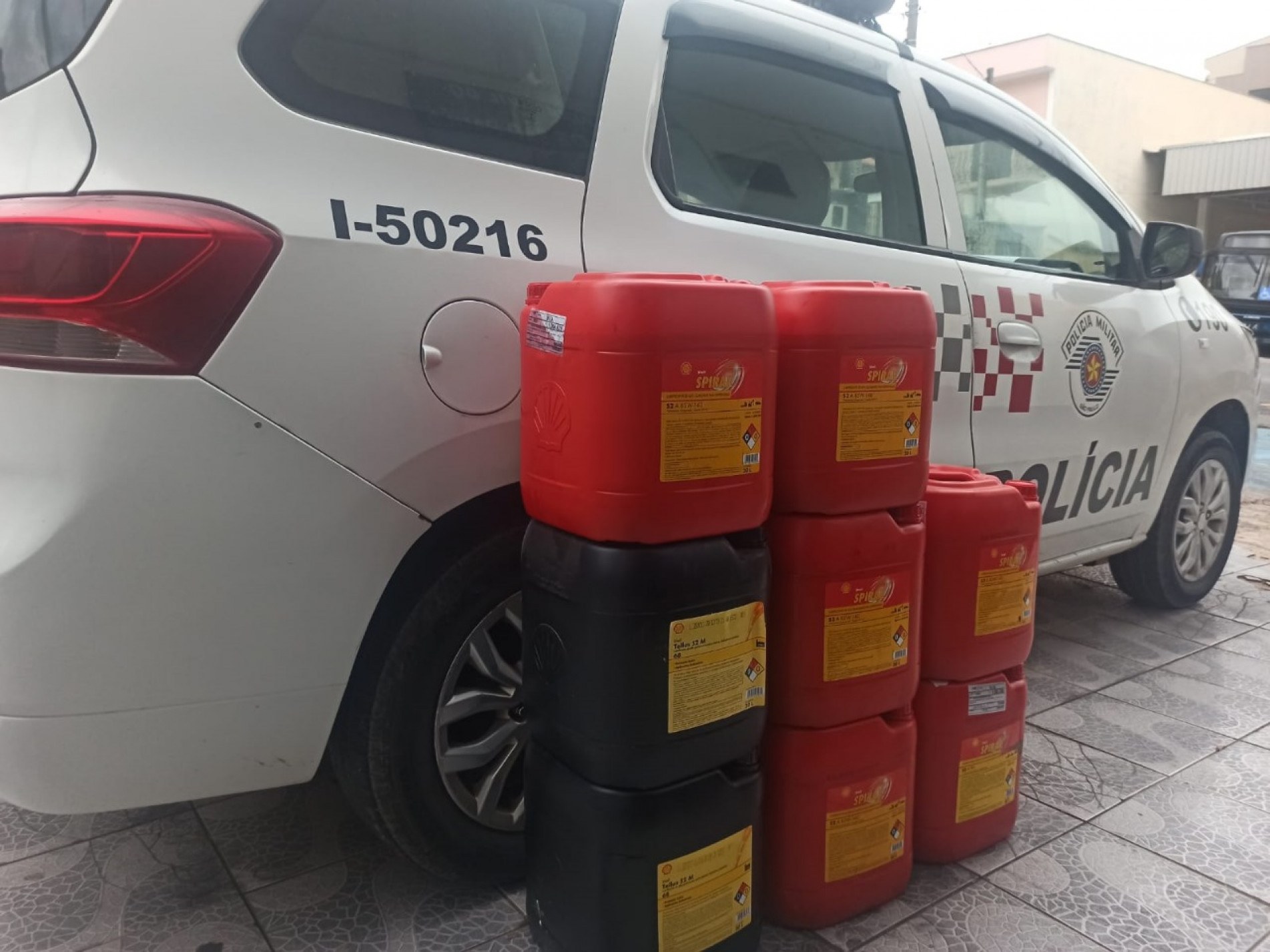 O homem confessou à Polícia que furtou os galões de gasolina