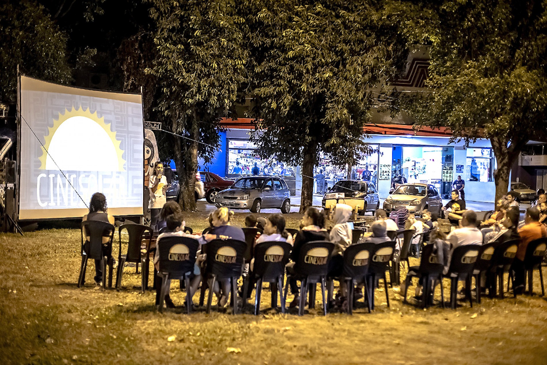 Exibições do cinema itinerante são feitas em praças e espaços públicos