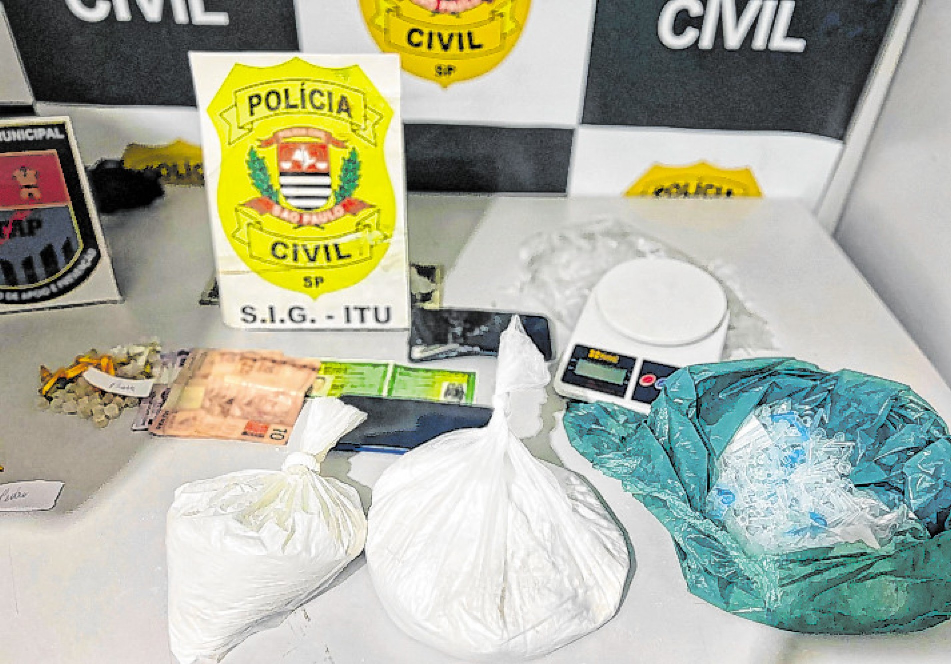 Com os detidos, foram encontradas diversas porções de cocaína, crack e dinheiro
