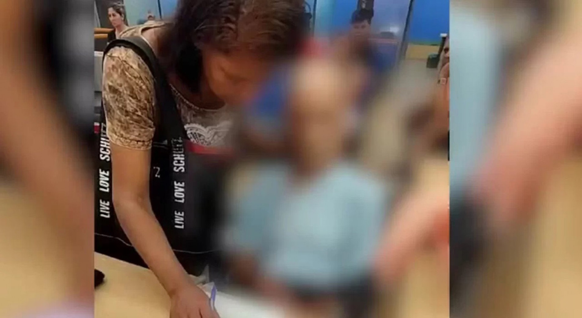 Érika Nunes levou ‘tio Paulo’ em uma cadeira de rodas até um banco
