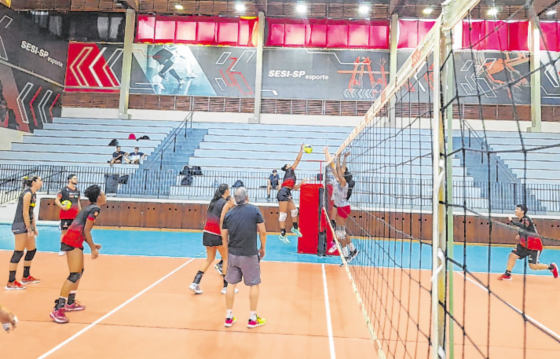 Time local de vôlei se prepara para o início da competição
