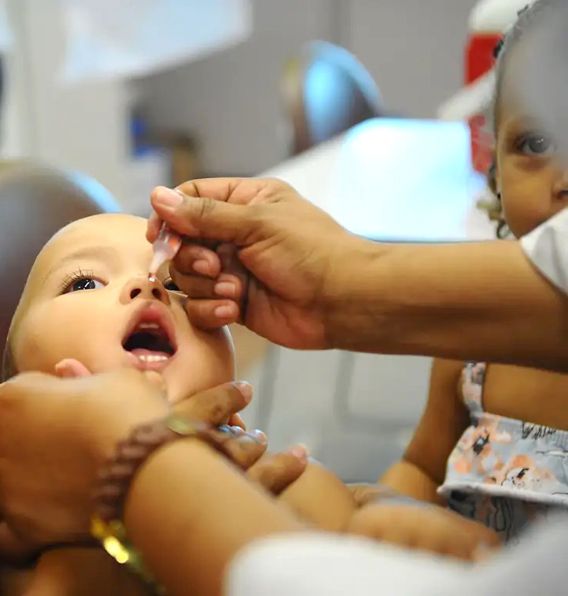 A vacina oral contra a pólio está sendo gradativamente substituída pela versão injetável do imunizante