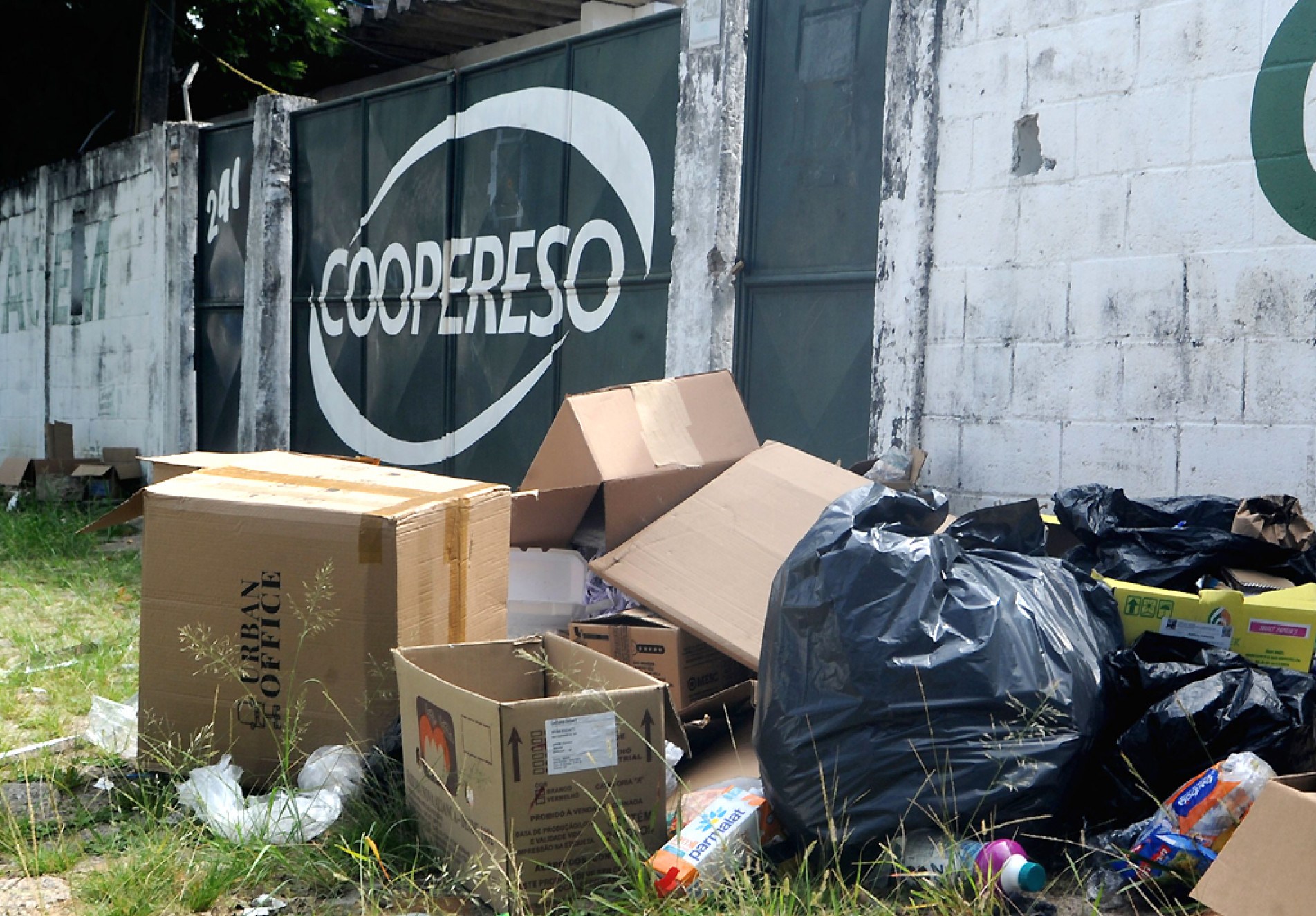 Lixo depositado em frente ao local preocupa moradores do entorno