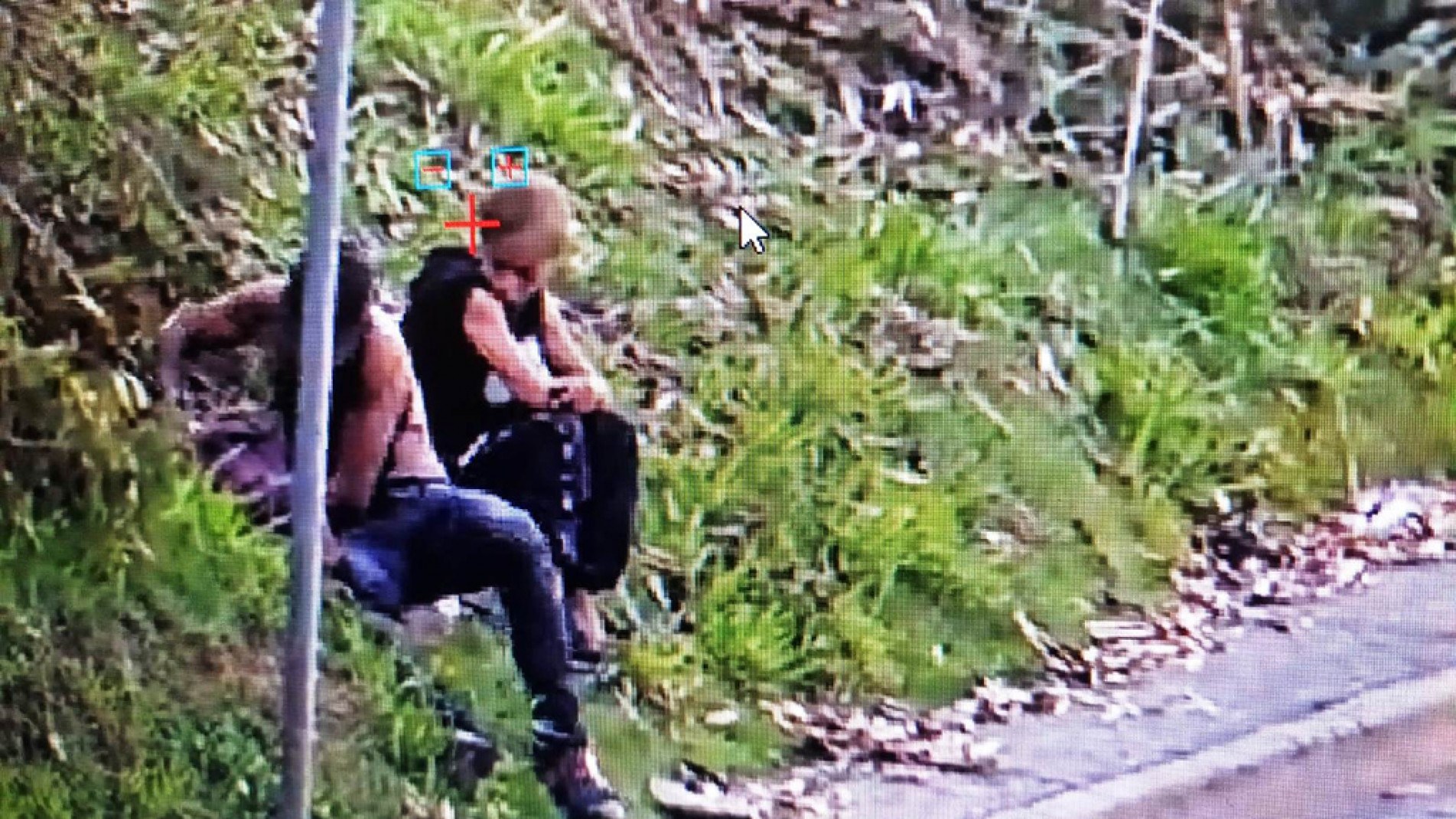 Com um facão, o homem cortava o cabeamento de energia da praça Lions

