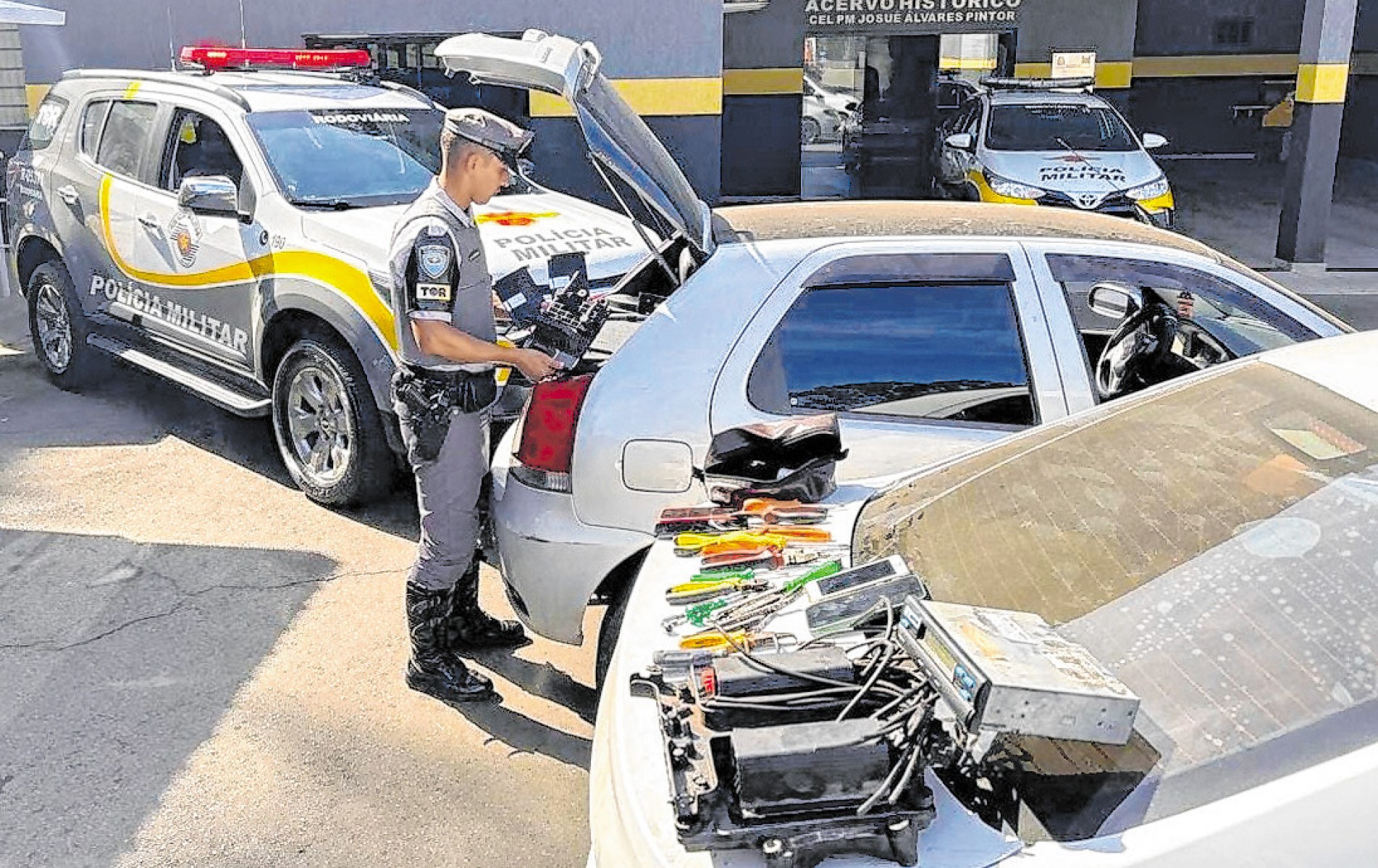 Peças de caminhões foram apreendidas em dois automóveis
