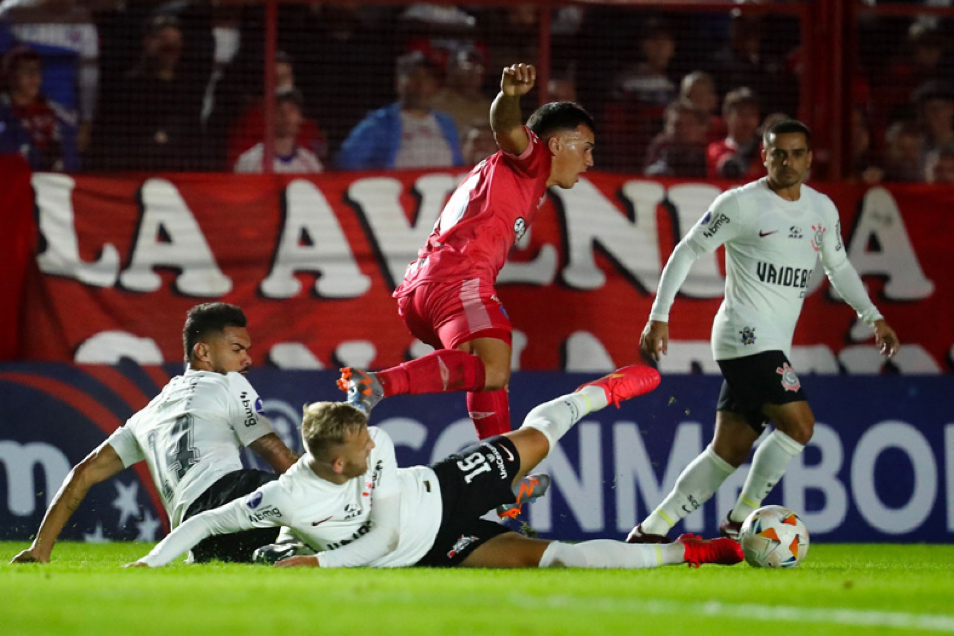 Argentinos marcaram logo no início e souberam controlar o jogo