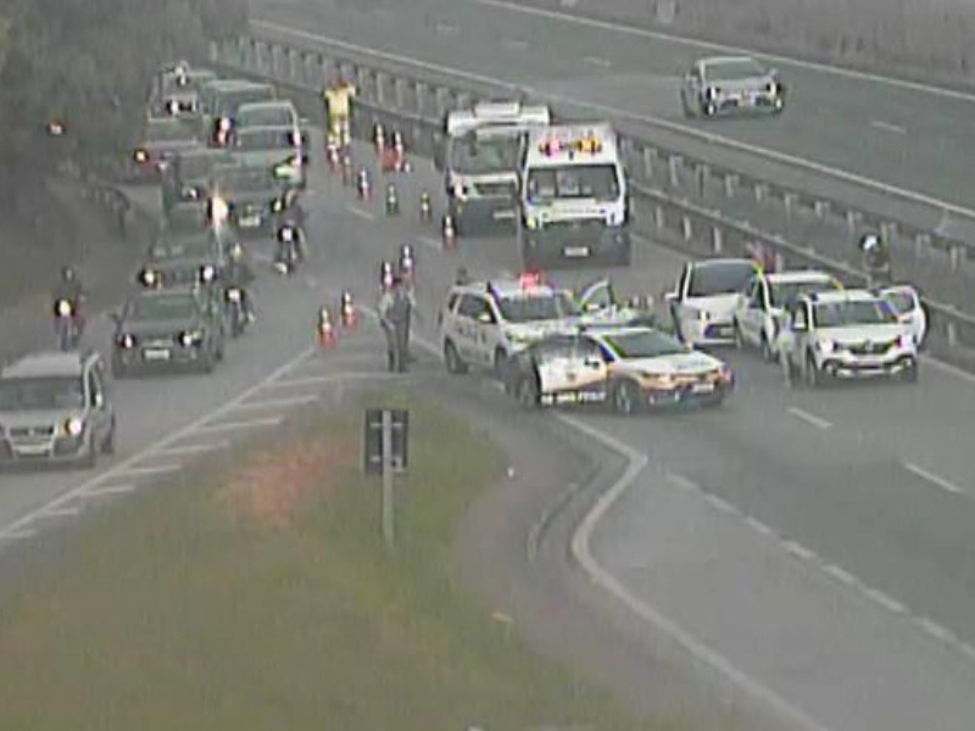 As faixas estão bloqueadas desde o horário do acidente