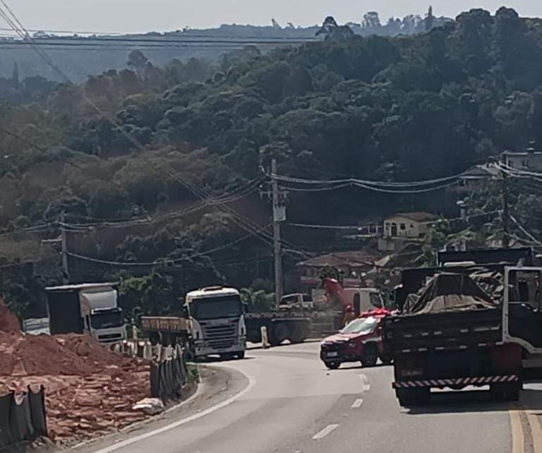 Caçamba de caminhão enrosca em fios e derruba poste na Raposo Tavares 
