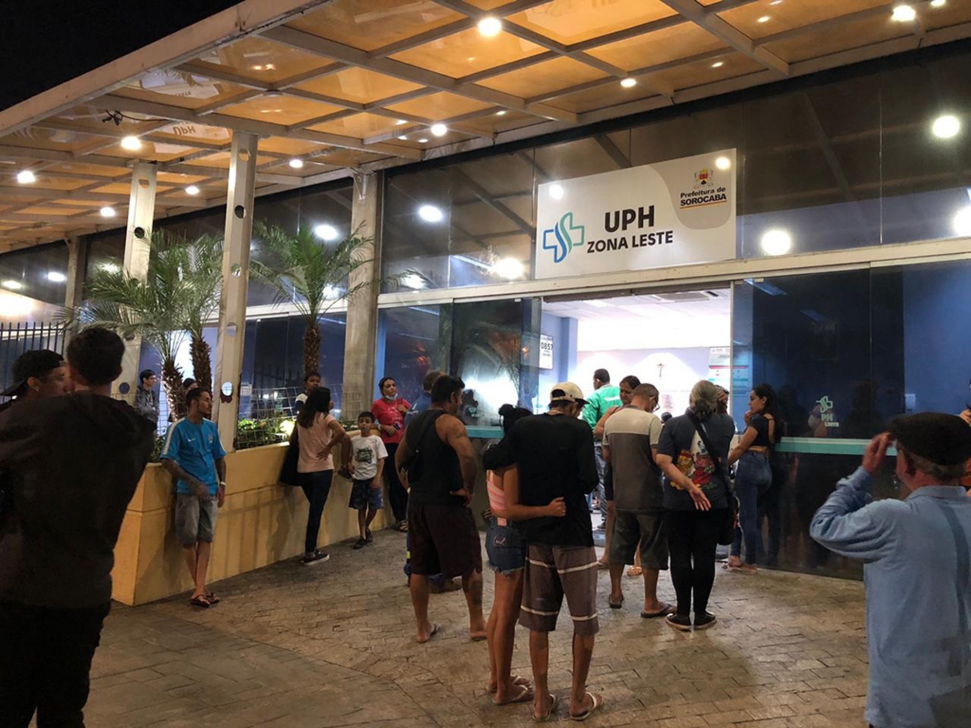 Com alta demanda, pacientes esperam o atendimento do lado de fora da unidade
