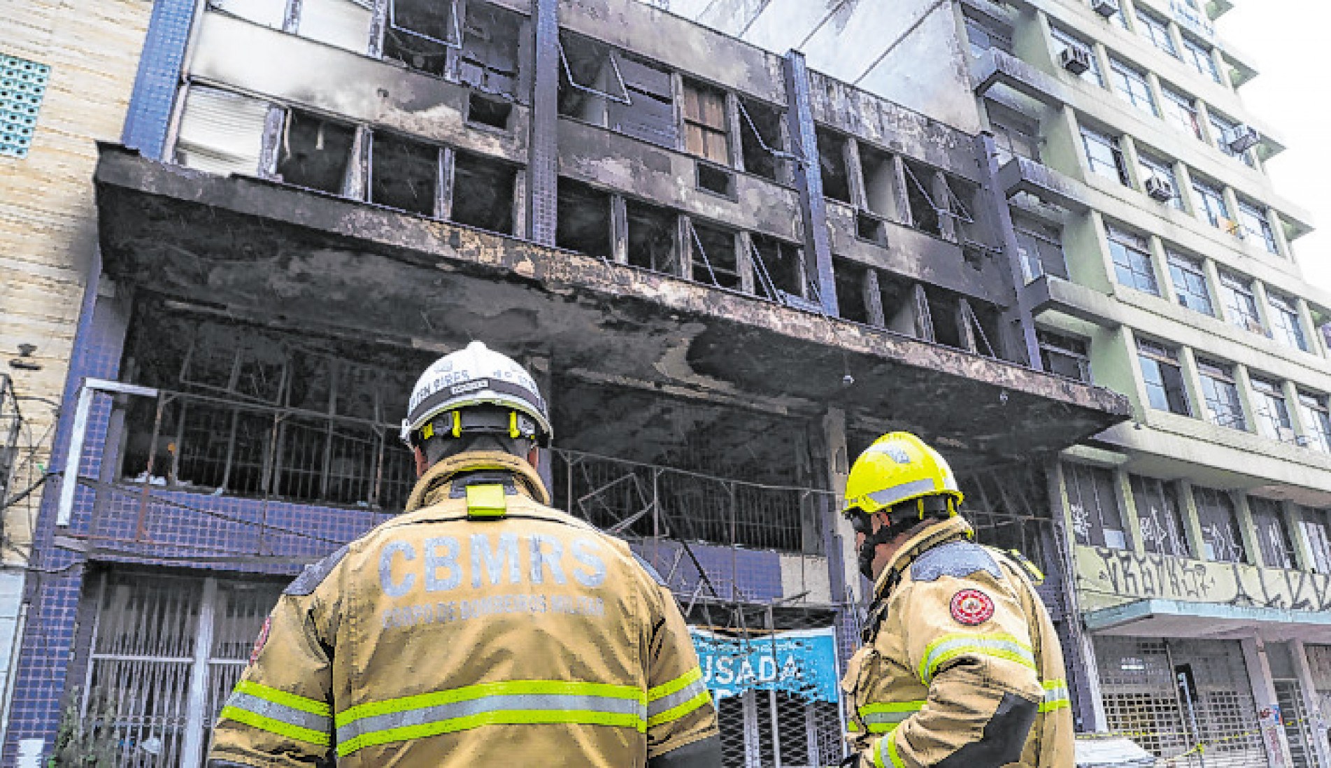 Bombeiros combateram as chamas por cerca de três horas
