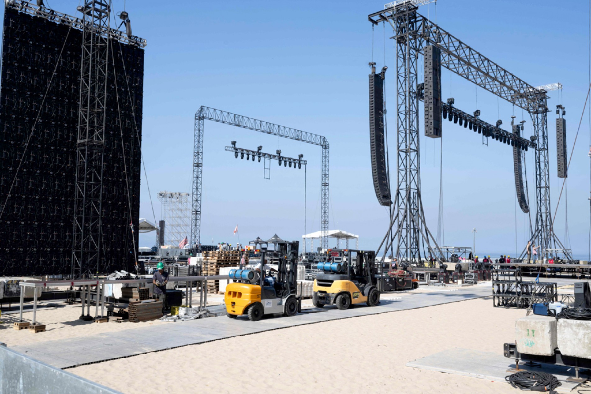 Estrutura para o show, que será gratuito, está sendo montada