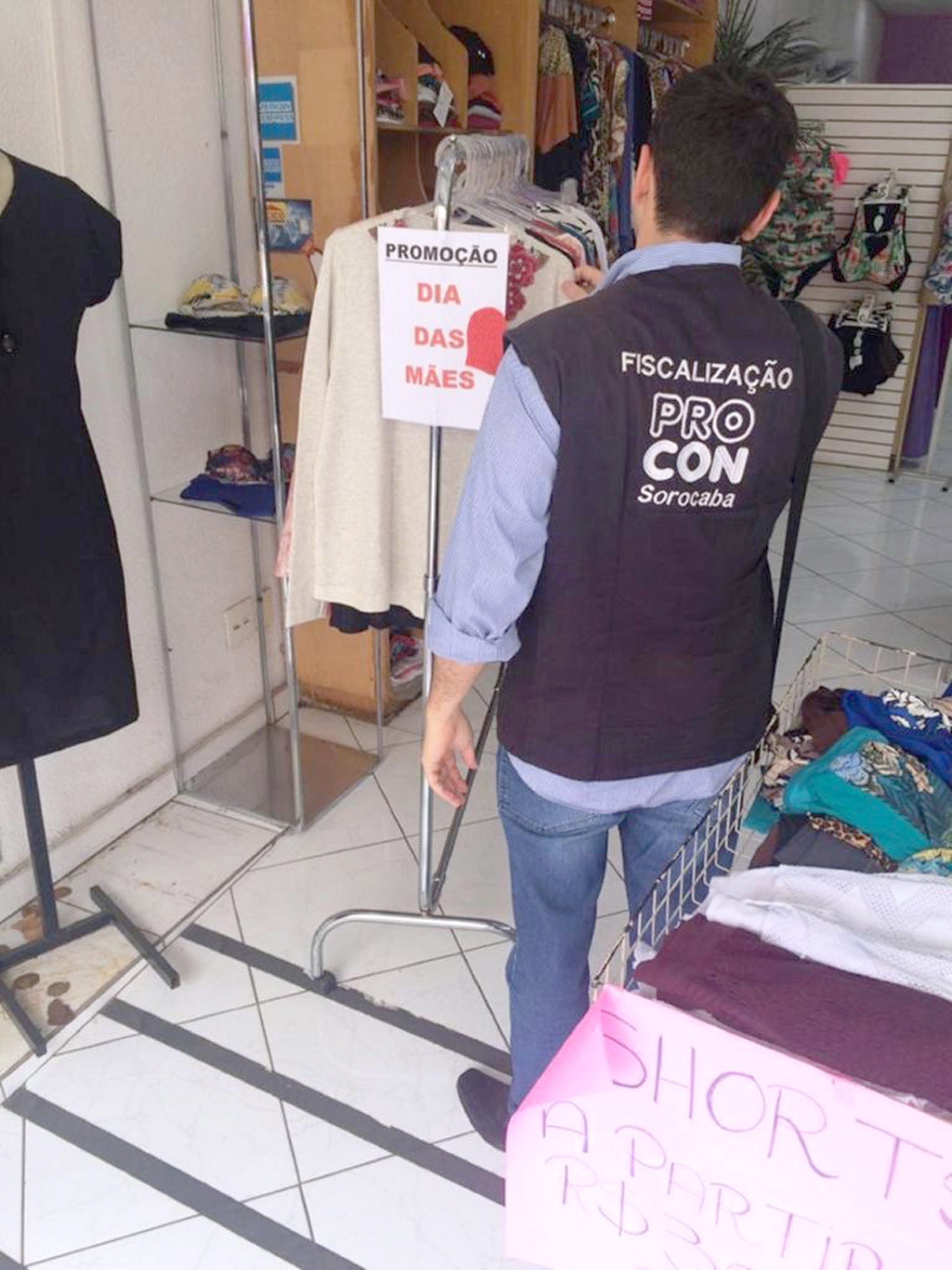 Procon ressalta que todos os produtos em exposição devem apresentar preço 
de forma clara e ostensiva