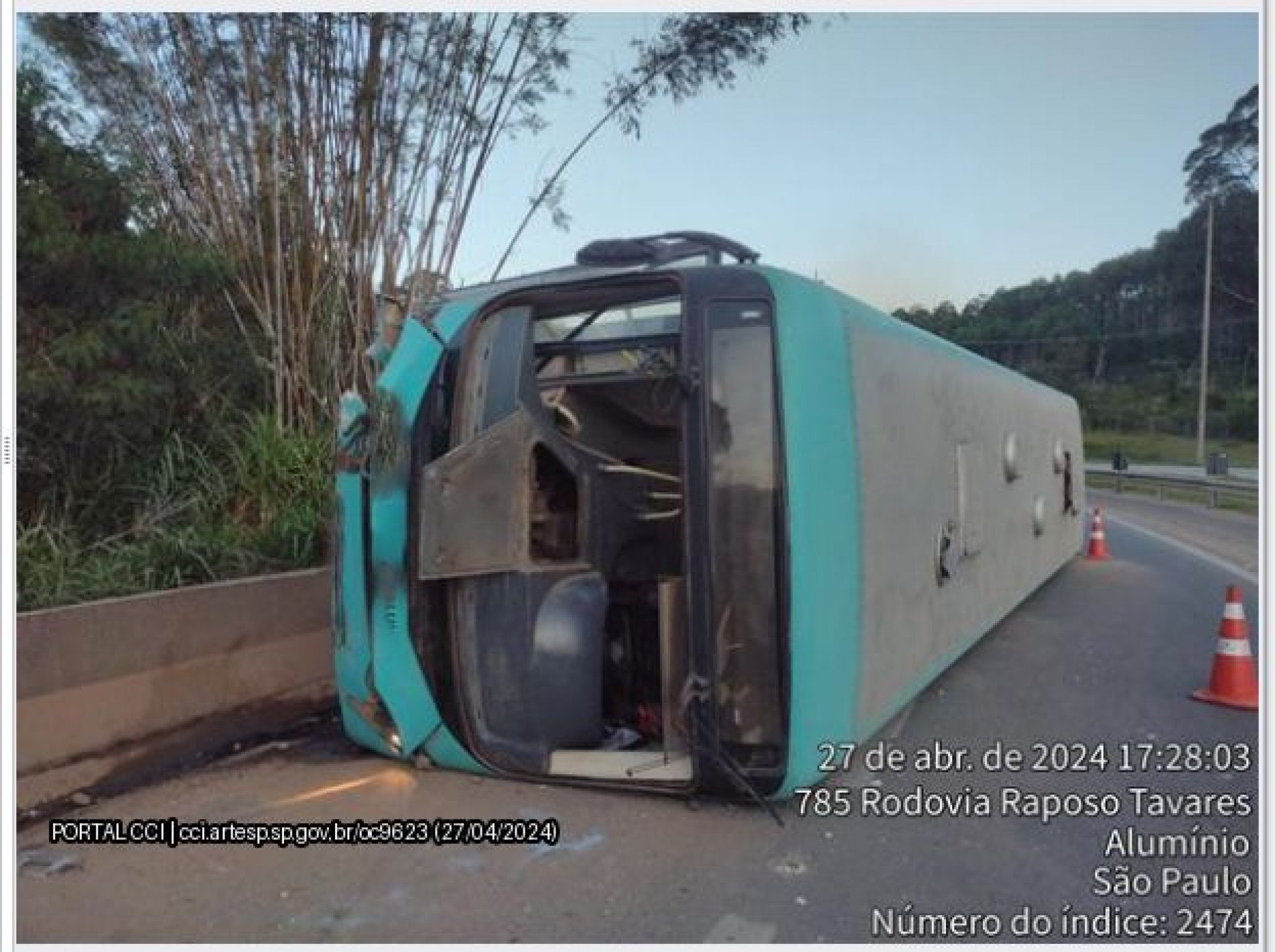 Acidente de ônibus de transporte da Prefeitura de Alumínio. Motorista estava embriagado. Foto Artesp