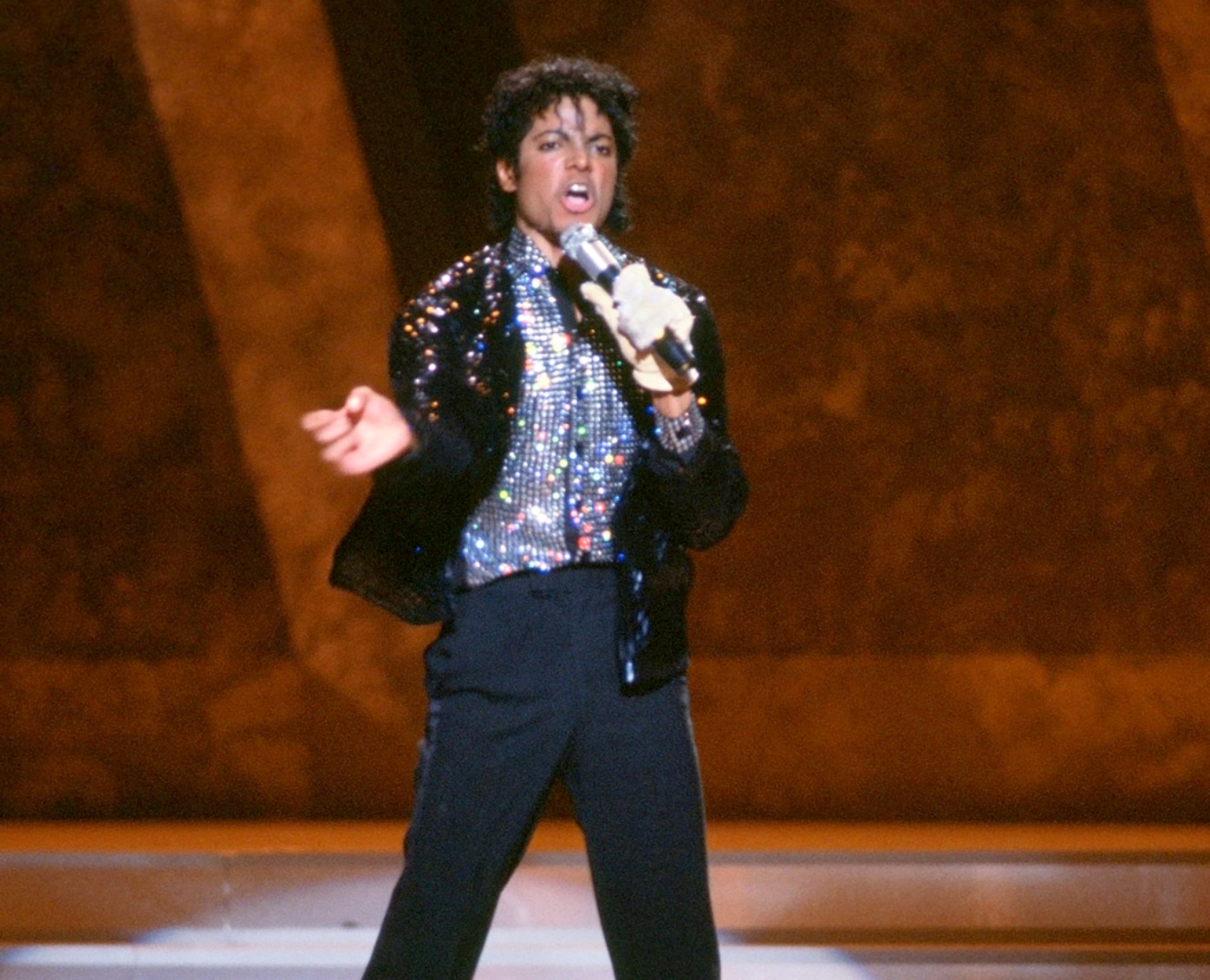 A clássica peça preta coberta de paetês foi desenhada 
por Bill Whitten