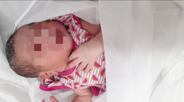 A bebê foi levada à UBS vestida, com fralda, minimamente cuidada e alimentada, além de estar sem o cordão umbilical e o vérnix caseoso  