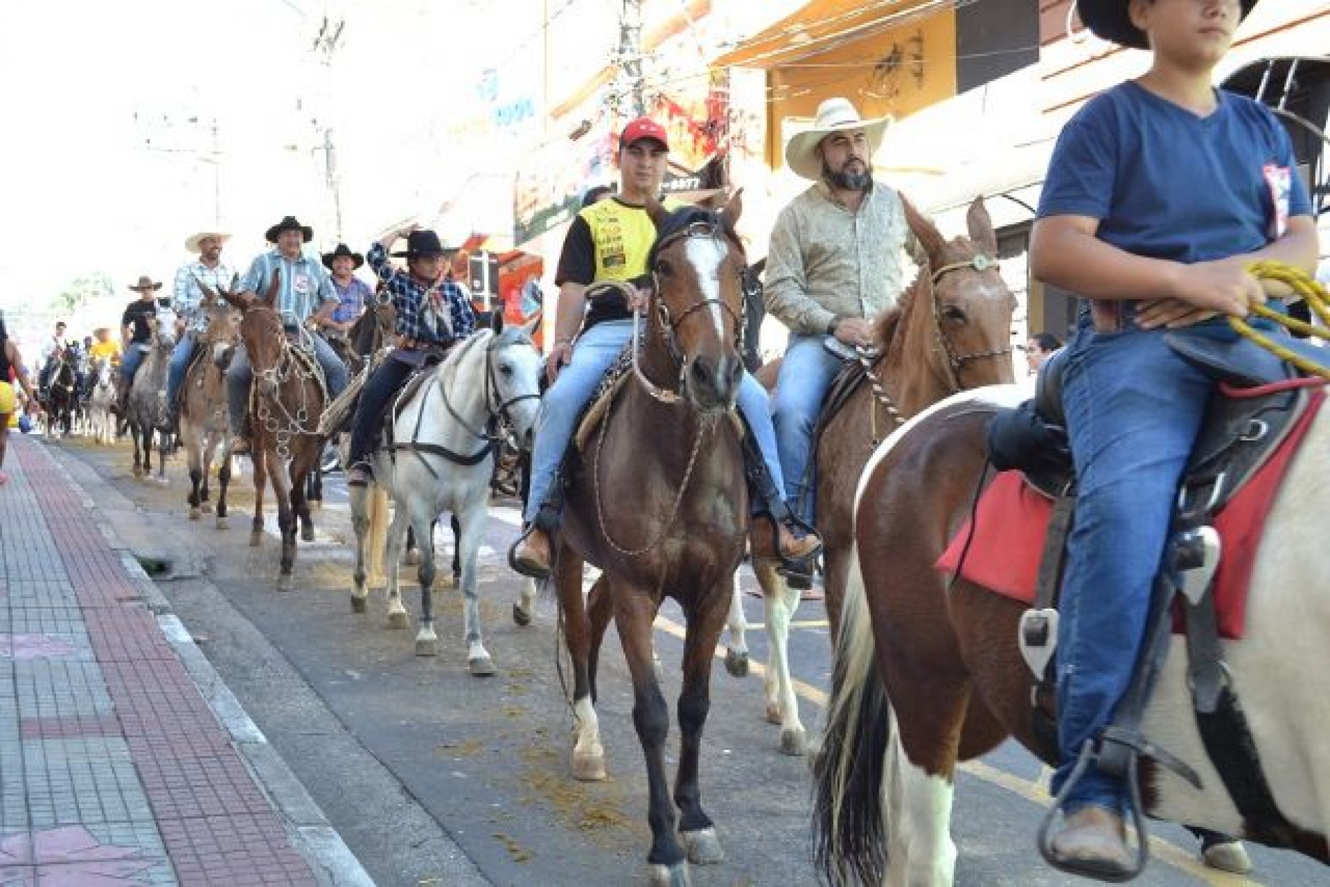 Cavaleiros percorrem quilômetros em demonstração de fé