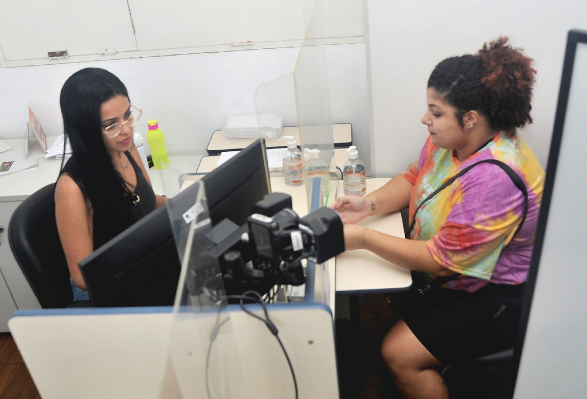 Loren aproveitou o plantão durante o feriado para fazer a transferência de endereço do seu título 
