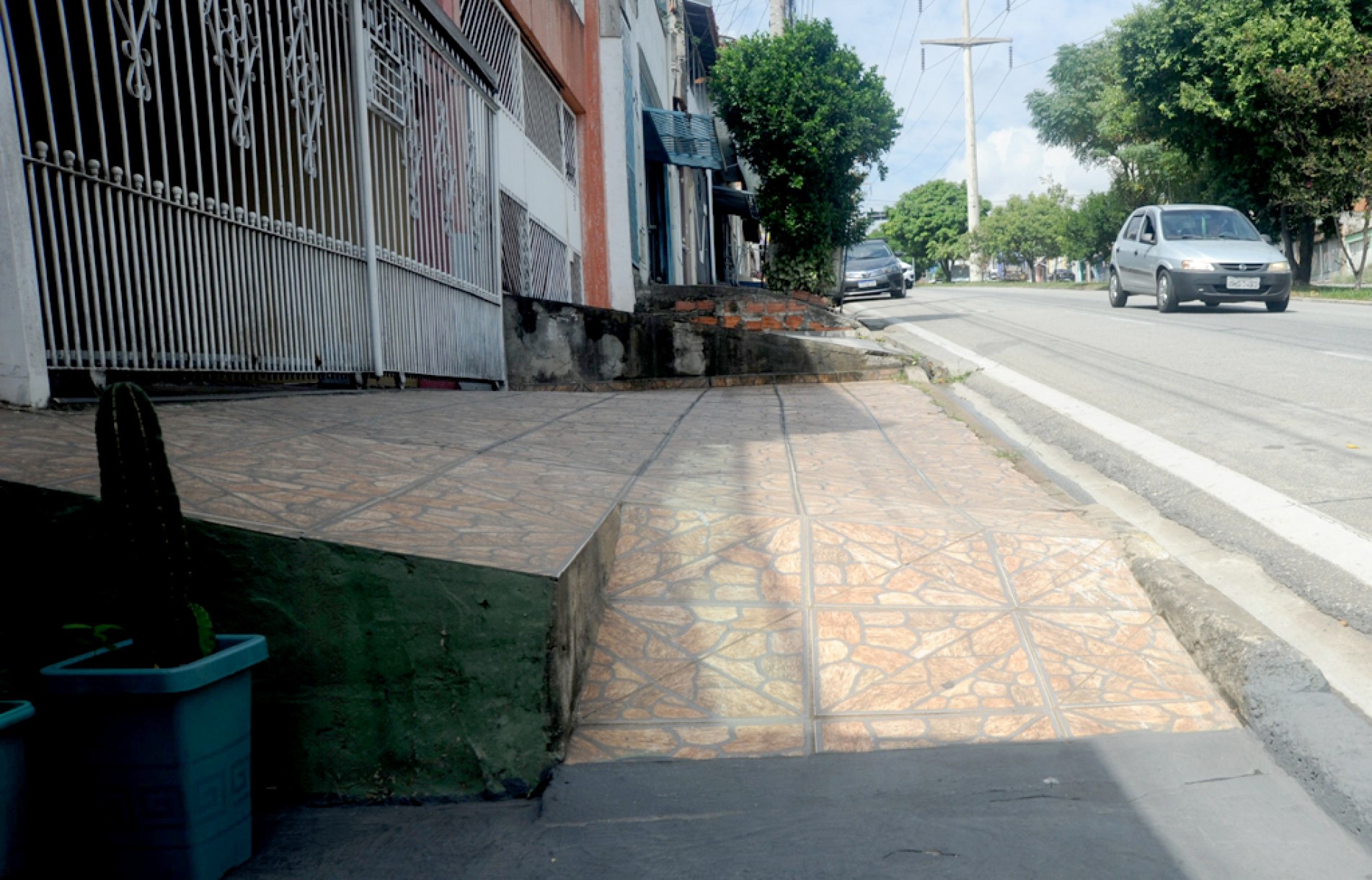 Uma calçada no Jardim São Guilherme, na zona norte, é um bom exemplo do que pode ser feito