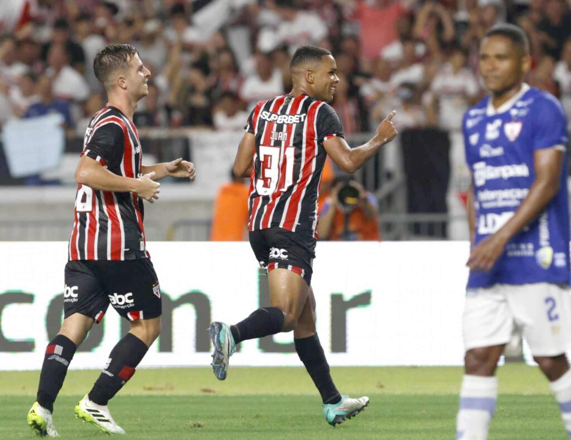 Juan fez dois gols de cabeça na vitória de 3 a 1 em Belém