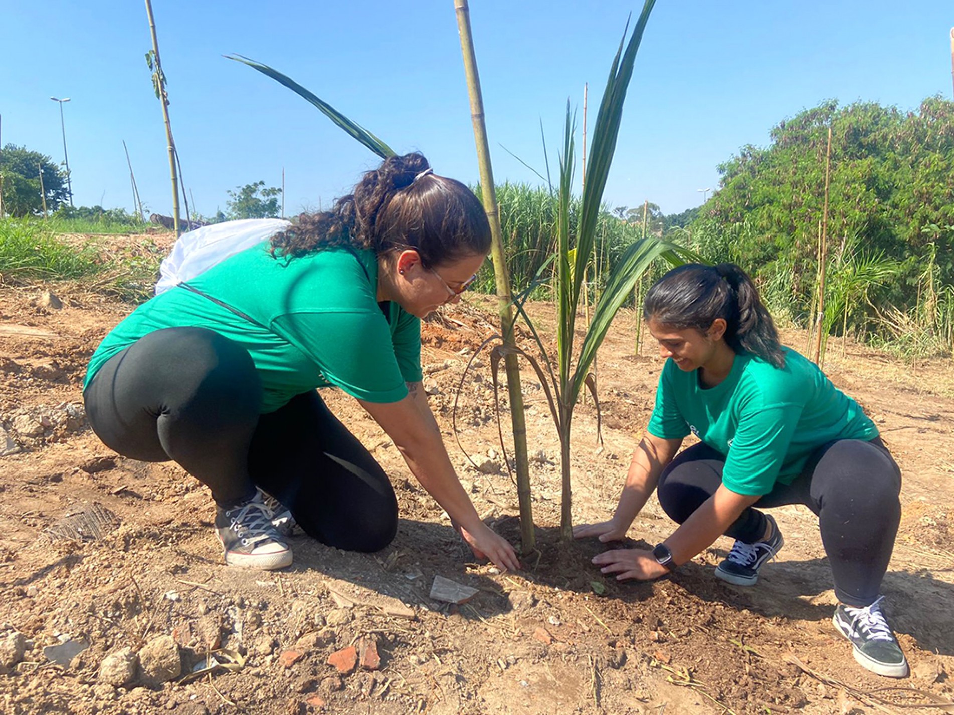 Isabelle e Priscila, funcionárias da Flex, acordaram mais cedo no domingo para 
participar do plantio de mudas de árvores nativas no Jardim Monterrey
