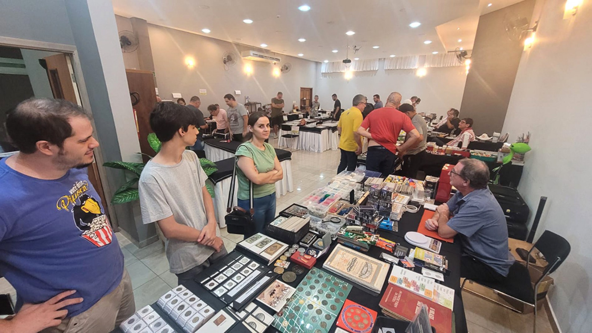 Encontro reúne mais de 30 expositores, com uma variedade de objetos
