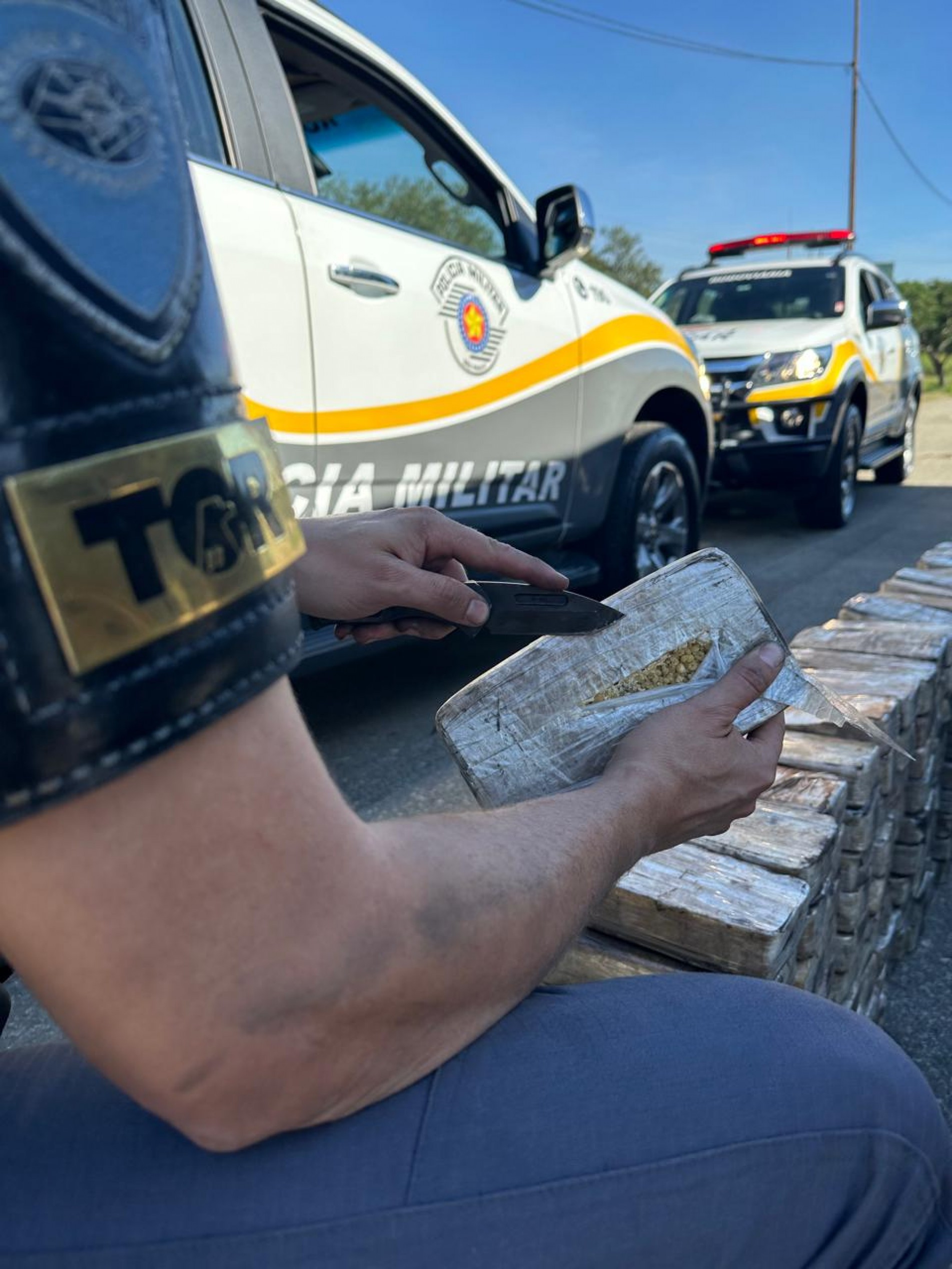 Foi encontrado 422 tijolos, sendo eles 302 tijolos de pasta base, que totalizaram 314,3 quilos da droga e 120 tijolos de cocaína, que somaram 131,5 quilos