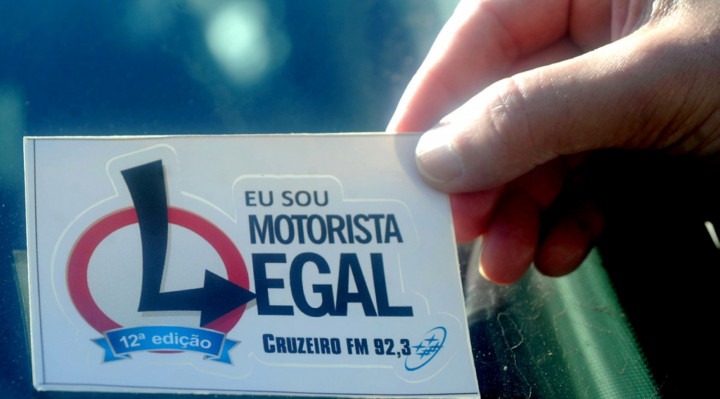 Adesivos com frases de conscientização e respeito no trânsito fazem parte da campanha da Cruzeiro FM 92,3
