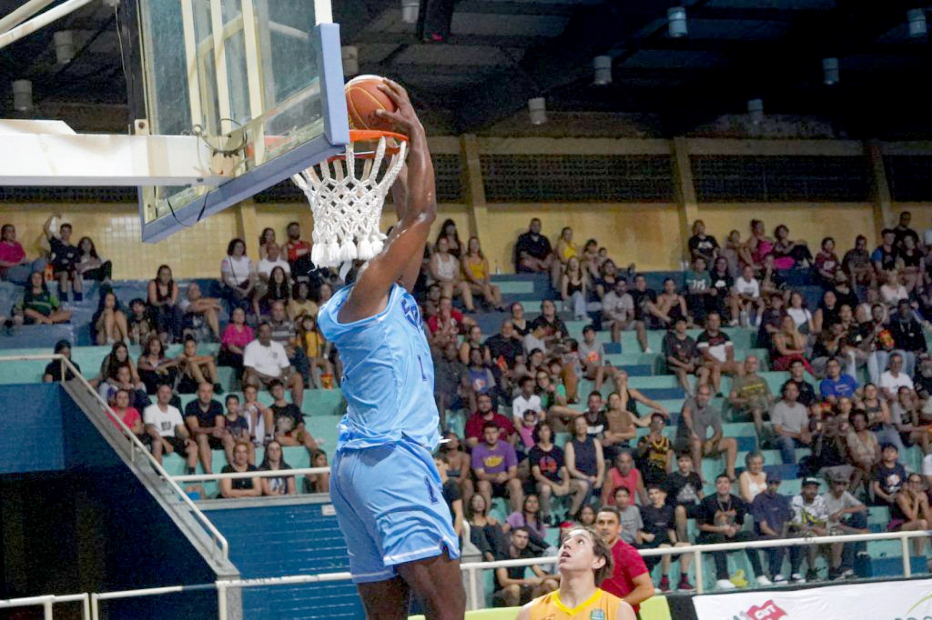 Jogo de basquete tem entrada gratuita no ginásio municipal 
