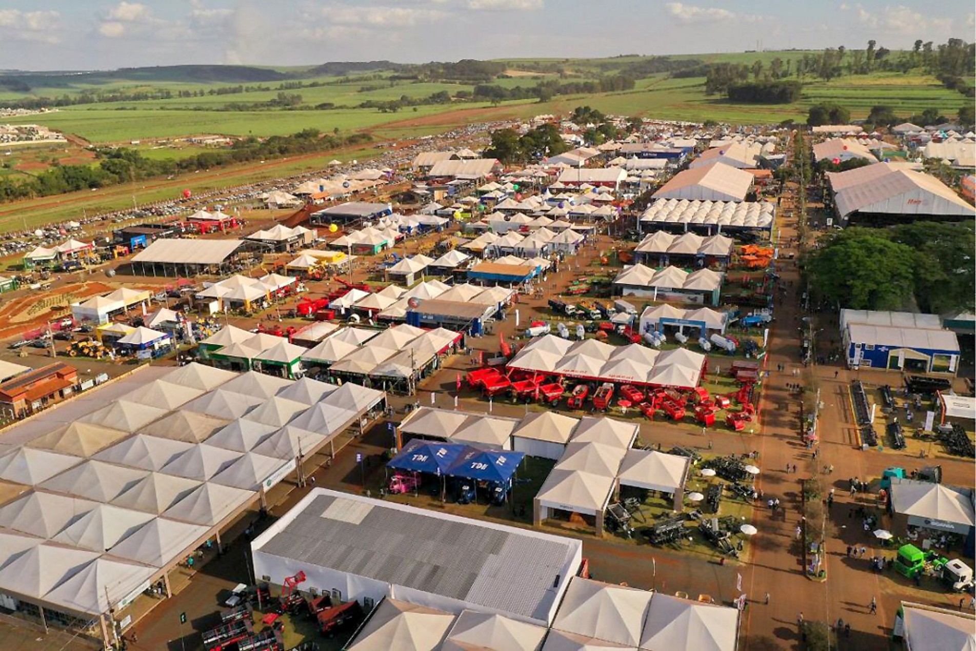 Feira concentra negócios e troca de informações entre agricultores e fornecedores
